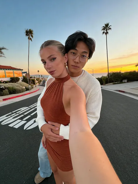 Pareja abrazándose en la calle, fondo de atardecer