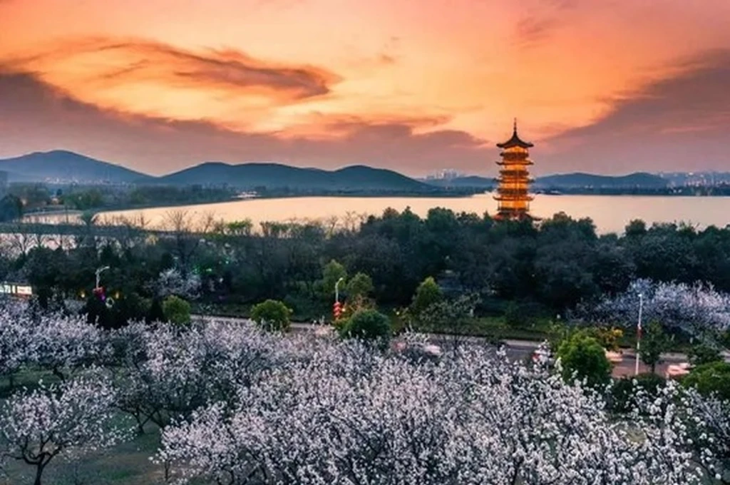 View of pagoda in the distance, lake in the foreground, Xuzhou, Chinese landscape, spring night, Yunlong Lake, Sugong Pagoda, fantastic Chinese town, ancient Chinese tower, light construction, sunset warm spring, beautiful image,