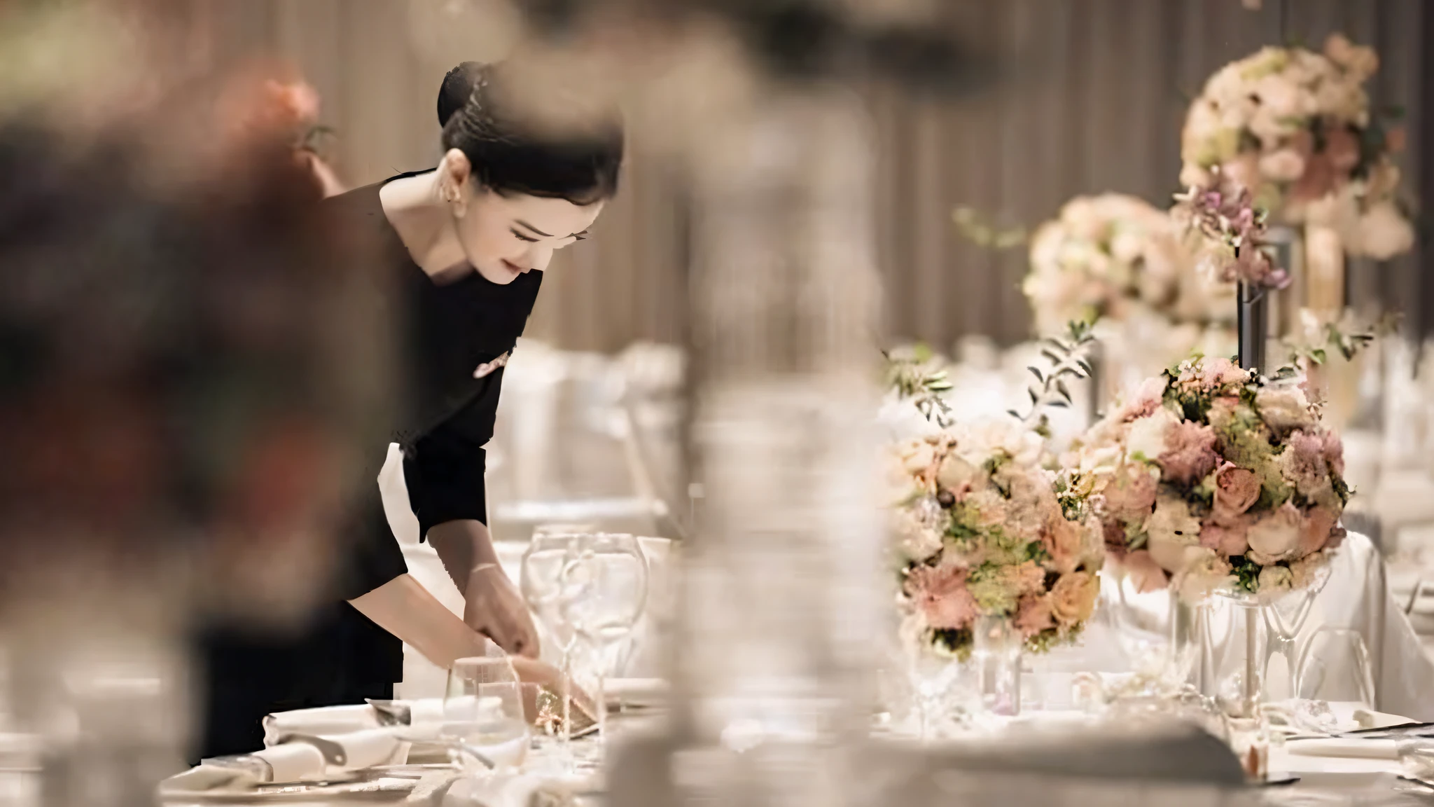 Chinese woman sets table with a bouquet of flowers, pleasant environment, elegant intricate, exquisite dining, award-winning, award-winning, elegant elegance, plating, elegant composition, sparkling, award-winning masterpieces, delicate and precise brushstrokes, elegant atmosphere, exquisite details, see details, professional art, entertainment, projects