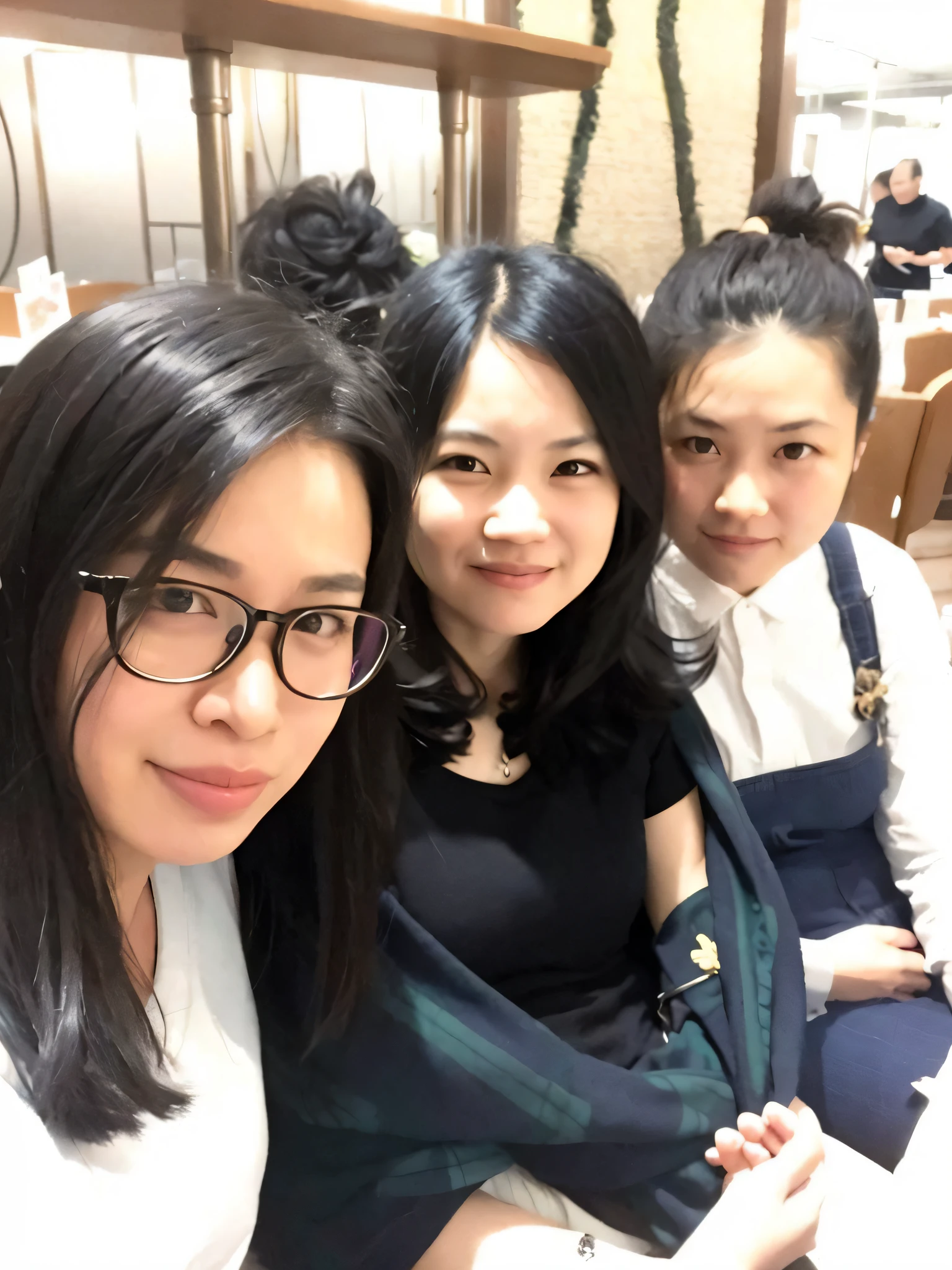 There are three women sitting together, Ye Wenfei, from China, black hair, high quality, profile photo, Li Zixin, friendship !!, not blurry, profile picture, Qiu Fang, matching length, avatar, group photo