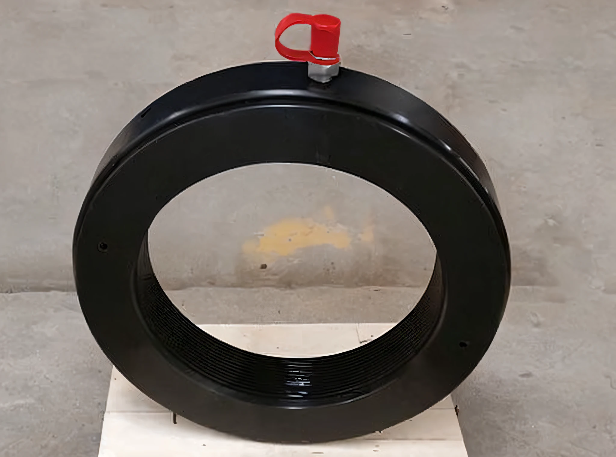 there is a black object with a red handle on a white stand, huge black round hole, steel collar, 600mm, 6 0 0 mm, neck rings, a large, 4 0 0 mm, 3 0 0 mm, 300mm, a new, the photo shows a large, circular, 8 0 0 mm, rotating --auto --s2