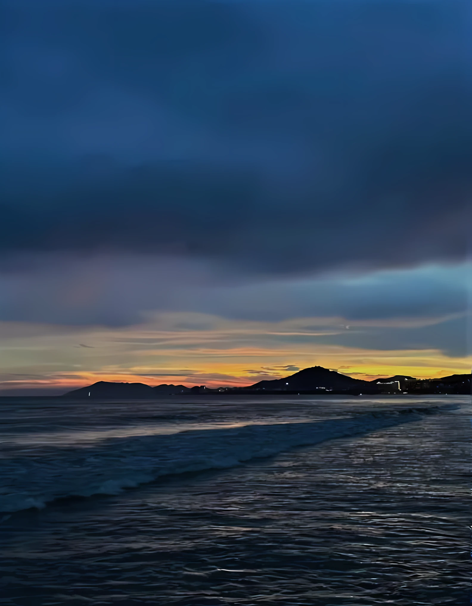 At night at Alafid Beach, time-lapse captures the wonderful picture of the waves crashing on the shore, the striking sunset colors fill the sky, HDR photos bring out the details, the beach selfies bring out the vitality of today's young people, the editing effect highlights the unique charm of the scenery, and the grandeur of the sunrise moment is captured in the ominous night, inspiring images that make people excited.