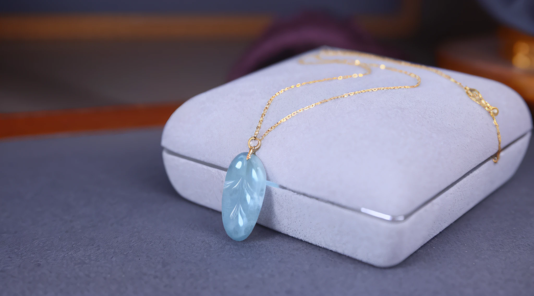 The 18k gold chain on the box cannot be replaced, and Hetian jade cannot be replaced, replacing the box and background with a more modern, high-end and luxurious feel