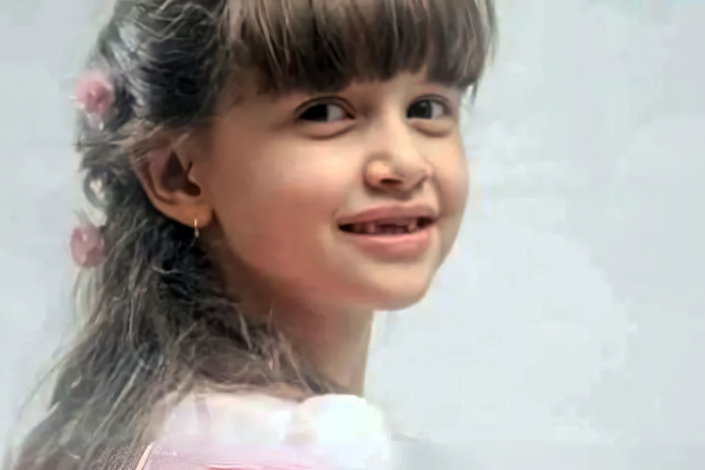 there is a young girl with a pink dress and a pink bow, menina jovem bonito, bonito bonito, lindo bonito, Hana Alisa Omer, sorriso inocente, menina muito bonita, de uma menina anjo bonita, cara fofa jovem, sofya emelenko, olhar inocente, garotinha fofura, com um lindo sorriso, Rosto inocente, menina bonita, doce e inocente