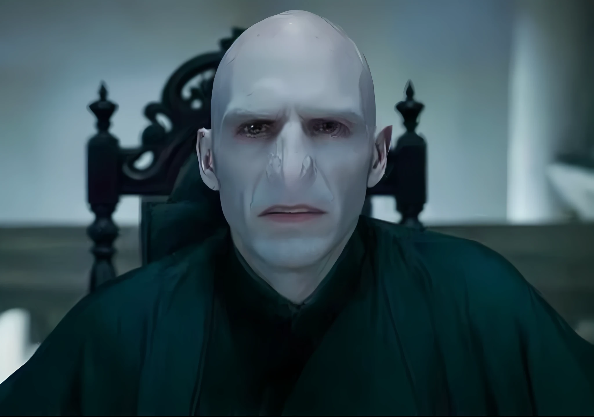 Harry Potter em Harry Potter's vestes sentadas em uma cadeira, Voldemort, Retrato de Voldemort, Filme ainda de Voldemort, Similares a Malfoy, careca, bald head and menacing look, um careca, rosto raspado, olhar em branco", Severo Snape, Harry, he has an elongated head shape, Ainda de Harry Potter , sem nariz igual o da foto