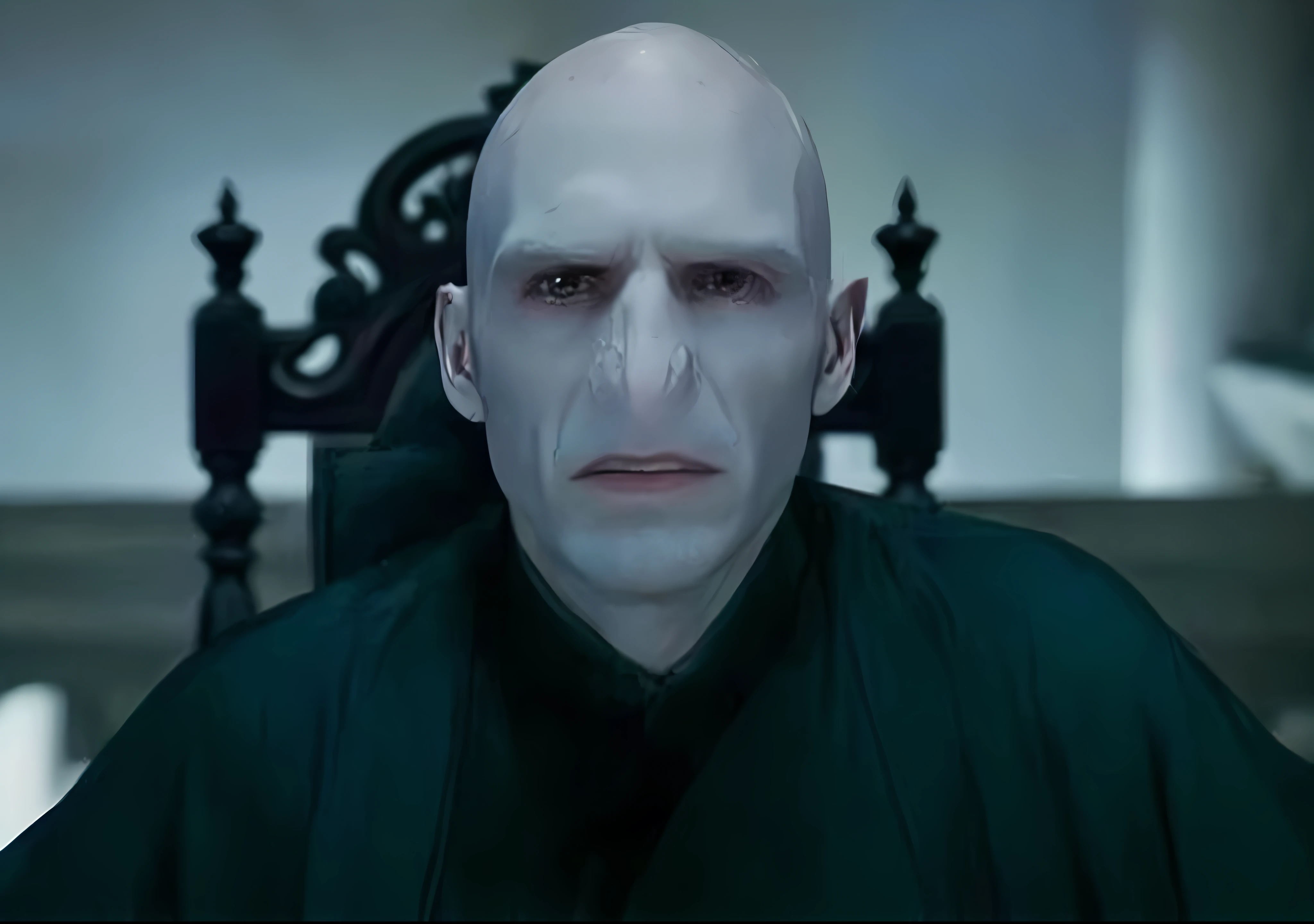 Harry Potter em Harry Potter's vestes sentadas em uma cadeira, Voldemort, Retrato de Voldemort, Filme ainda de Voldemort, Similares a Malfoy, careca, bald head and menacing look, um careca, rosto raspado, olhar em branco", Severo Snape, Harry, he has an elongated head shape, Ainda de Harry Potter , sem nariz igual o da foto