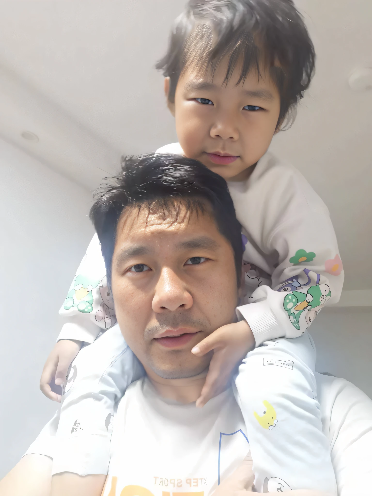 there is a man holding a child on his shoulders, 4 0 years old man, 3 2 years old, 3 6 years old, 38 years old, 3 5 years old, 35 years old, with a kid, 2 9 years old, 2 years old, 2 7 years old, daddy, 2 8 years old, father, yanjun chengt --auto --s2