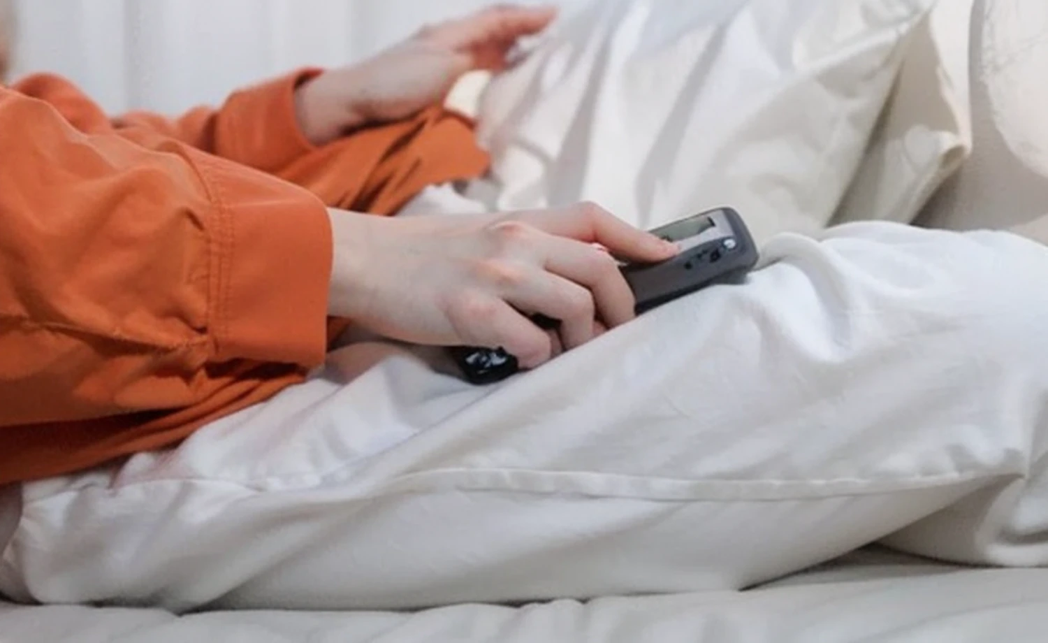 （best quality details：1.2），（lifelike：1.4），The phone rubs its thighs，depth offield，large aperture，