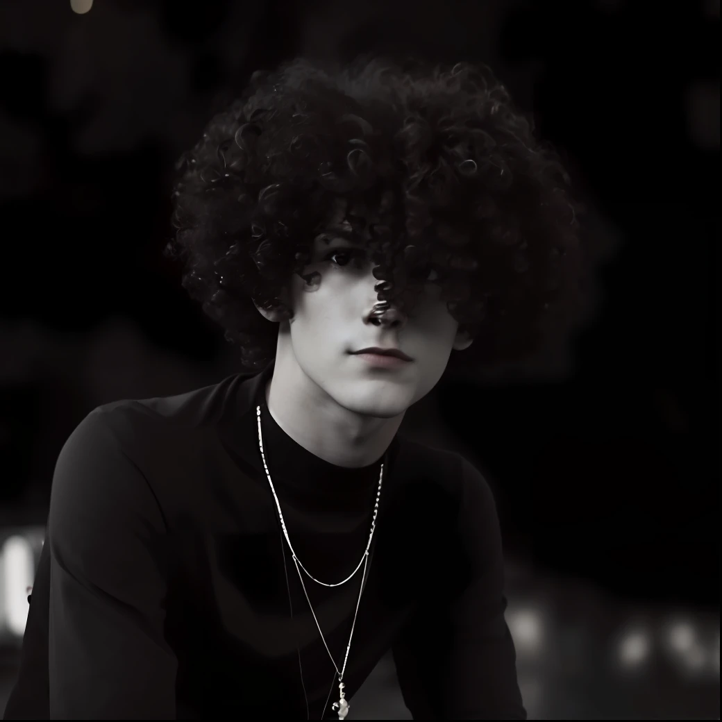 arafed man with a black shirt and a chain around his neck, curls on top of his head, com afro, afro encaracolado, video de musicas, um homem negro com longos cabelos cacheados, cabelos cacheados, young handsome pale roma, ainda de um videoclipe, Finn Wolfhard, ele tem cabelos castanhos curtos e cacheados, com longos cabelos cacheados, cabelos afro longos, temples