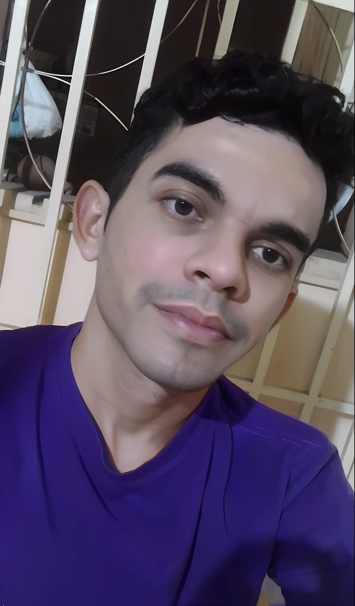 Homem de camisa roxa sentado em frente a uma janela, caio santos, david rios ferreira, Homem de 4 0 anos, Victor Maristane, icaro carvalho, (38 anos), Carmelo Blandino, jose miguel roman frances, Alejandro, edu souza, andres rios, 2 7 anos, joseph moncada