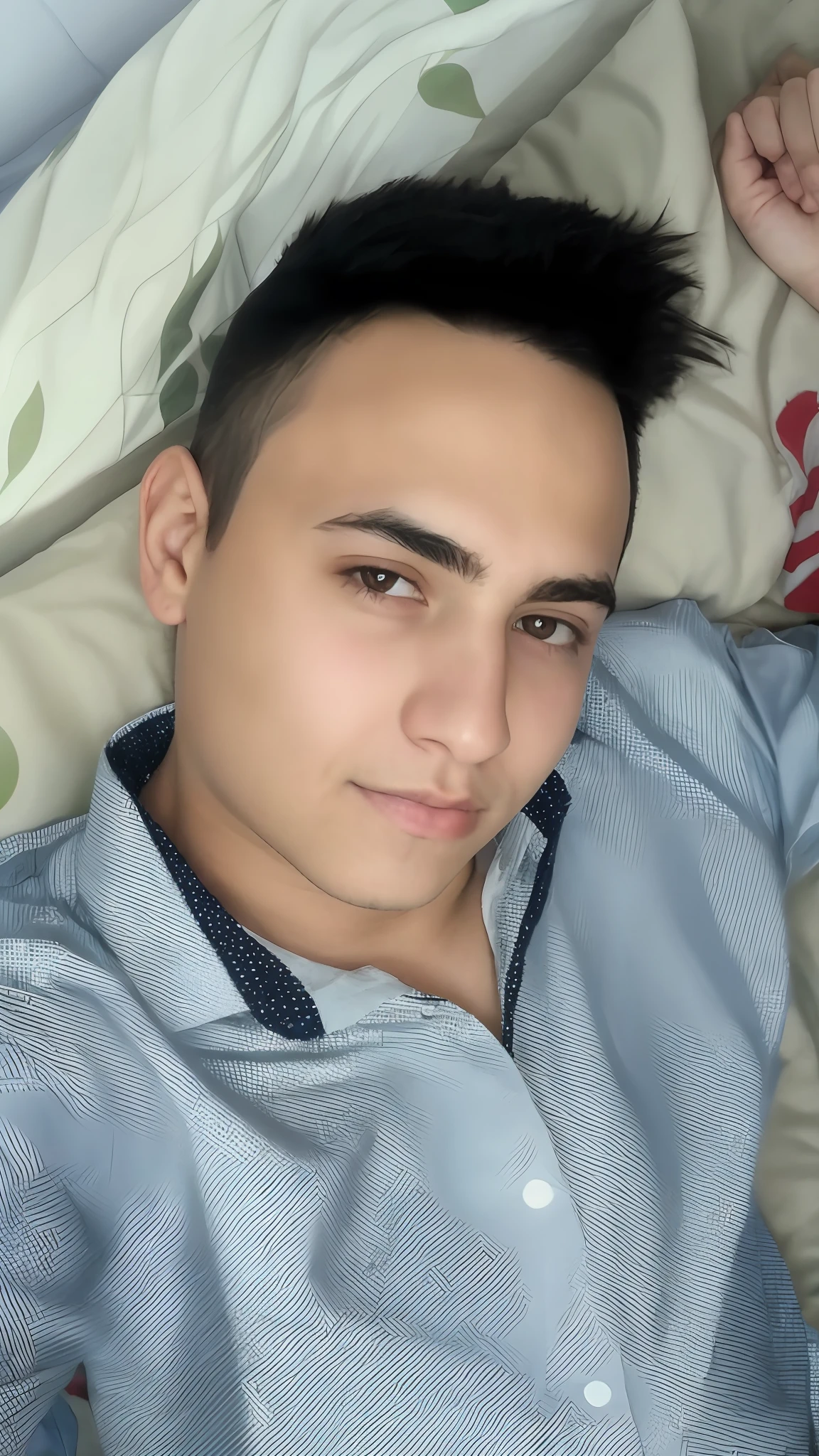Menino deitado em uma cama com um travesseiro e um travesseiro, 14 - ano - adolescente, Aykut Aydogdu, encho enchev, 14 anos, Rosto maquiado, rosto lindo, olho detalhado, boca com brilho, sobrancelha feita, Muita maquiagem, rosto liso, olhar sedutor, caio santos, Postagem no Reddit, Alejandro, 14 anos, Foto de perfil, 14 - ano - menino novo, attractive and good looking, 14 anos.