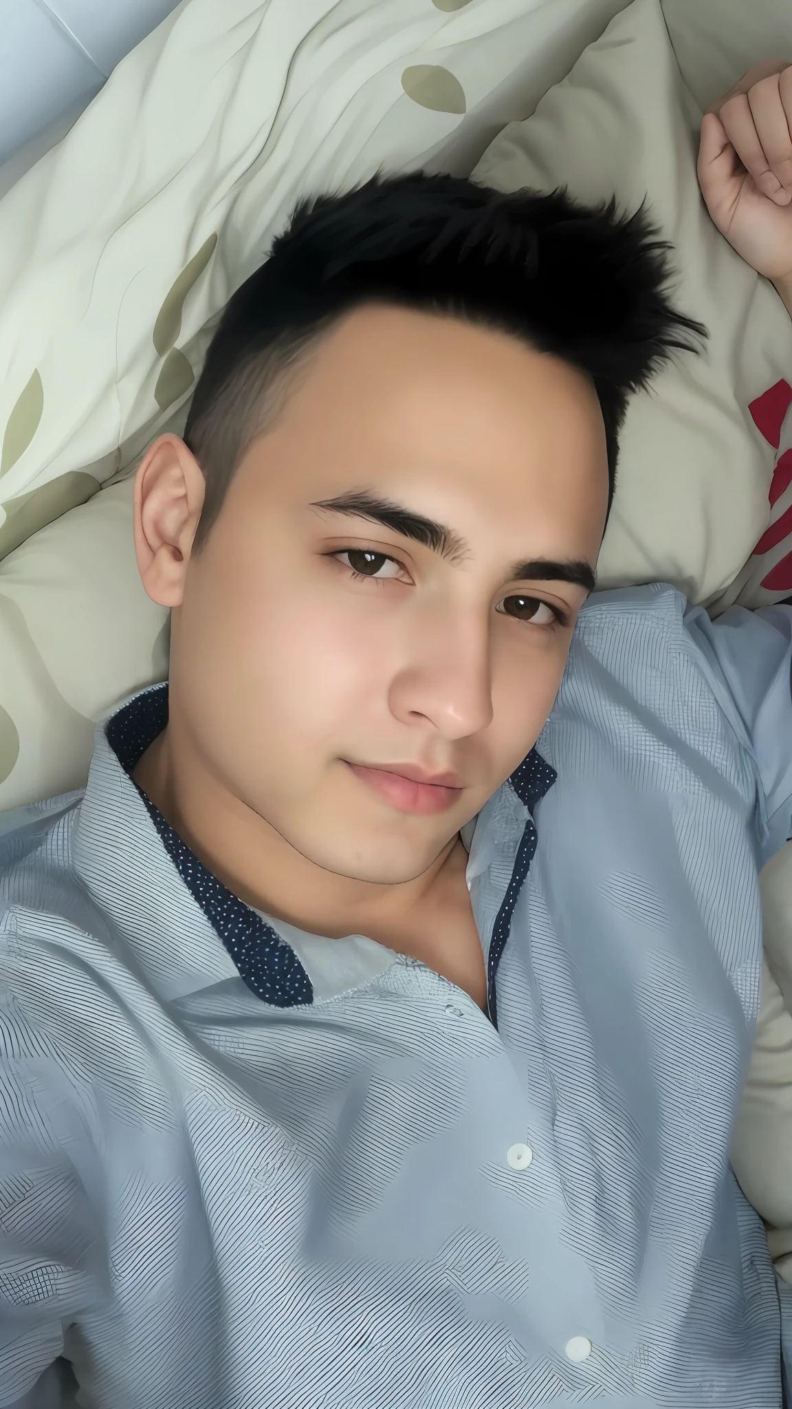 Menino deitado em uma cama com um travesseiro e um travesseiro, 14 - ano - adolescente, camisa vermelha, red lips, maquiagem, gentle appearance, maxilar suavizado, peito malhado, Aykut Aydogdu, encho enchev, 14 anos, Rosto maquiado, rosto lindo, olho detalhado, boca com brilho, sobrancelha feita, Muita maquiagem, rosto liso, olhar sedutor, caio santos, Postagem no Reddit, Alejandro, 14 anos, Foto de perfil, 14 - ano - menino novo, attractive and good looking, 14 anos.