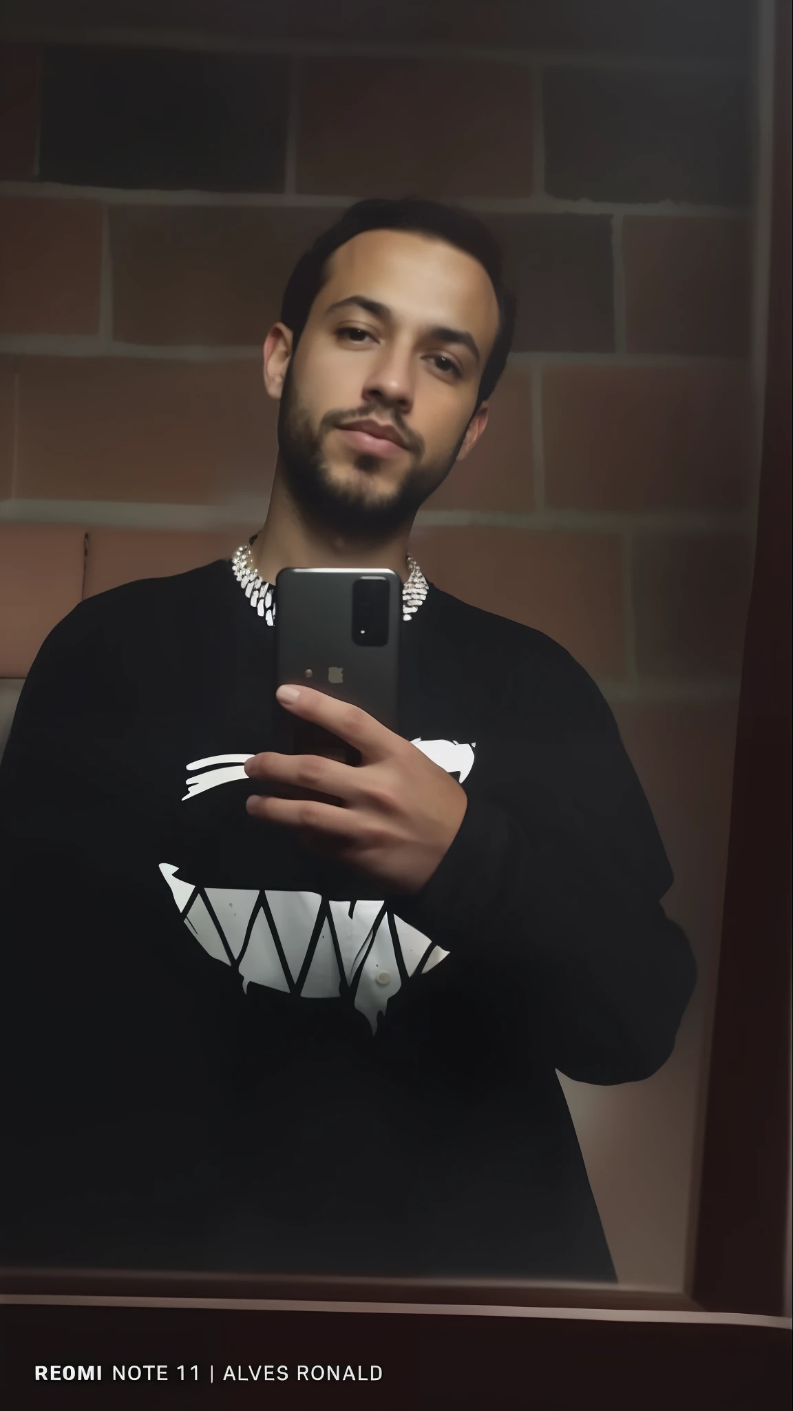 Homem de Arafed tirando uma selfie em um espelho com um celular, em torno de 19 anos, imagem de qualidade muito baixa, taken in the early 2020s, foto de perfil headshot, foto de perfil, tiradas no final dos anos 2000, foto de perfil, taken in the late 2010s, foto de baixa qualidade, fotografia de baixa qualidade, 8k, hunter's look, fundo branco