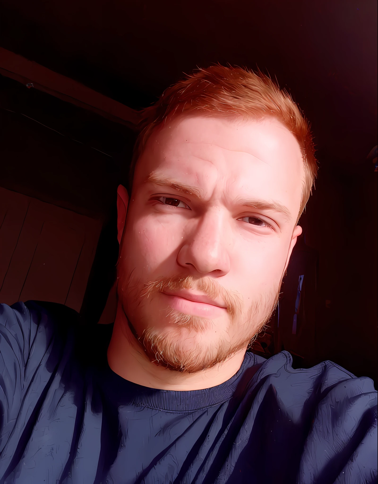 There's a man with a beard and blue shirt, restolho curto, barba fina marrom loira, rosto suado, ligeiro restolho, restolho raspado, restolho no rosto, Fotografia selfie 8k, Streamer do Twitch / Jogador Ludwig, com leve restolho, em torno de 1 9 anos, barba avermelhada, Rosto robusto, Cabelo de gengibre com sardas,olhos verdes e barba ruiva