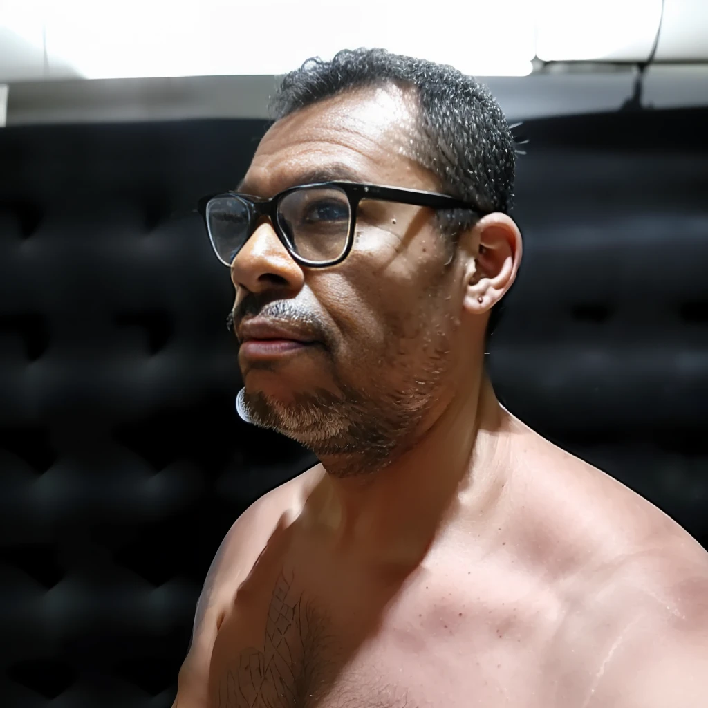 guttonerdvision6, Photo of 45-year-old man wearing glasses, de ((roupa preta)), rosto, meio corpo, Corpo, pele altamente detalhada, poros da pele, (((Black backlit background))), 8k UHD, DSLR, soft lighting, alta qualidade, filmic grain, Fujifilm XT3