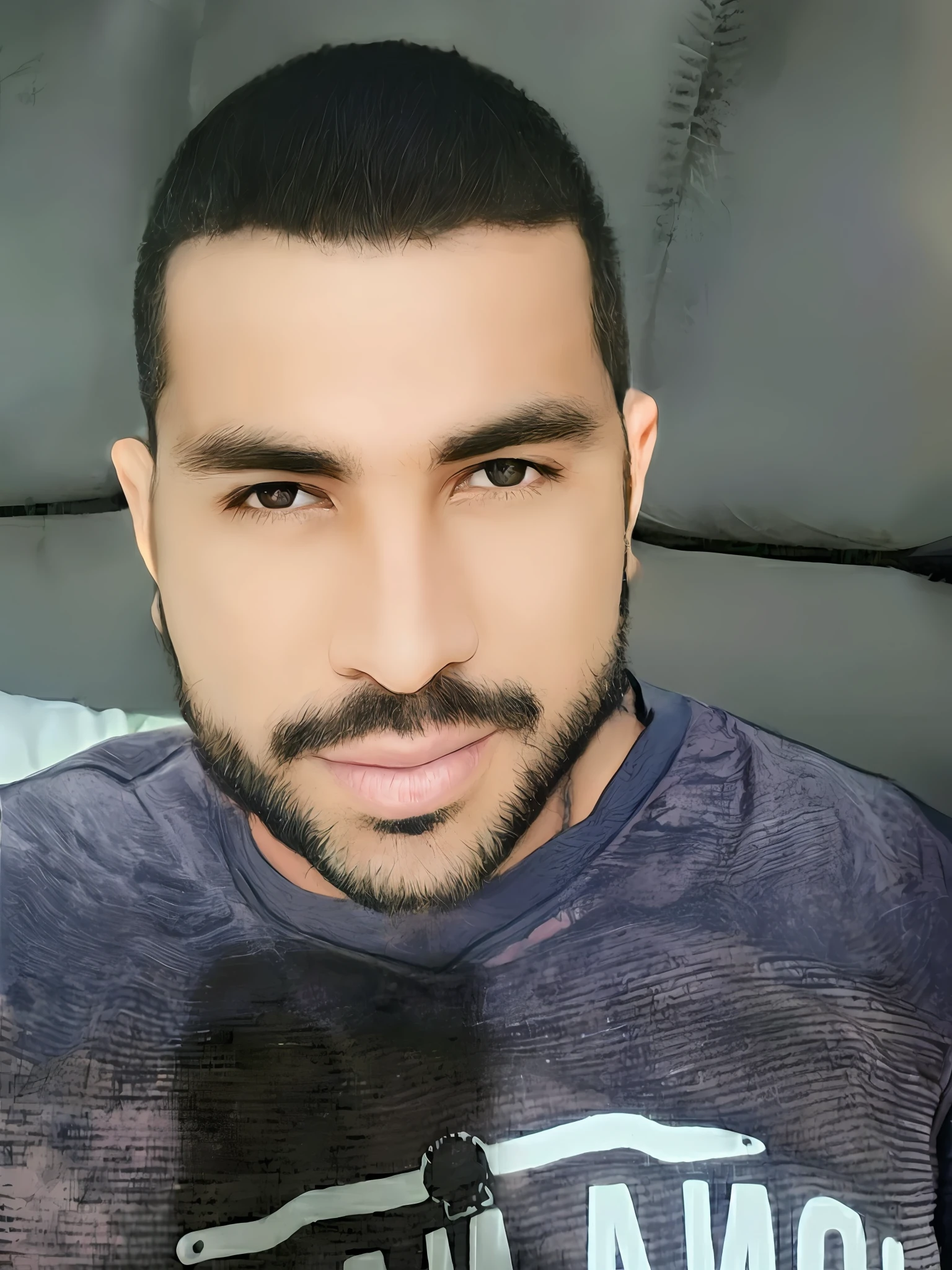 Araffe homem com barba e bigode vestindo uma camisa, cara bonita, homem bonito, imagem de perfil, Alejandro, foto de perfil, foto de perfil headshot, Macho bonito, andres rios, Cantor Maluma, rosto bonito e rosto bonito, cara bonita, Raphael Lecoste, Miguel Vicente, inspirado em Fathi Hassan, homem bonito, Alex