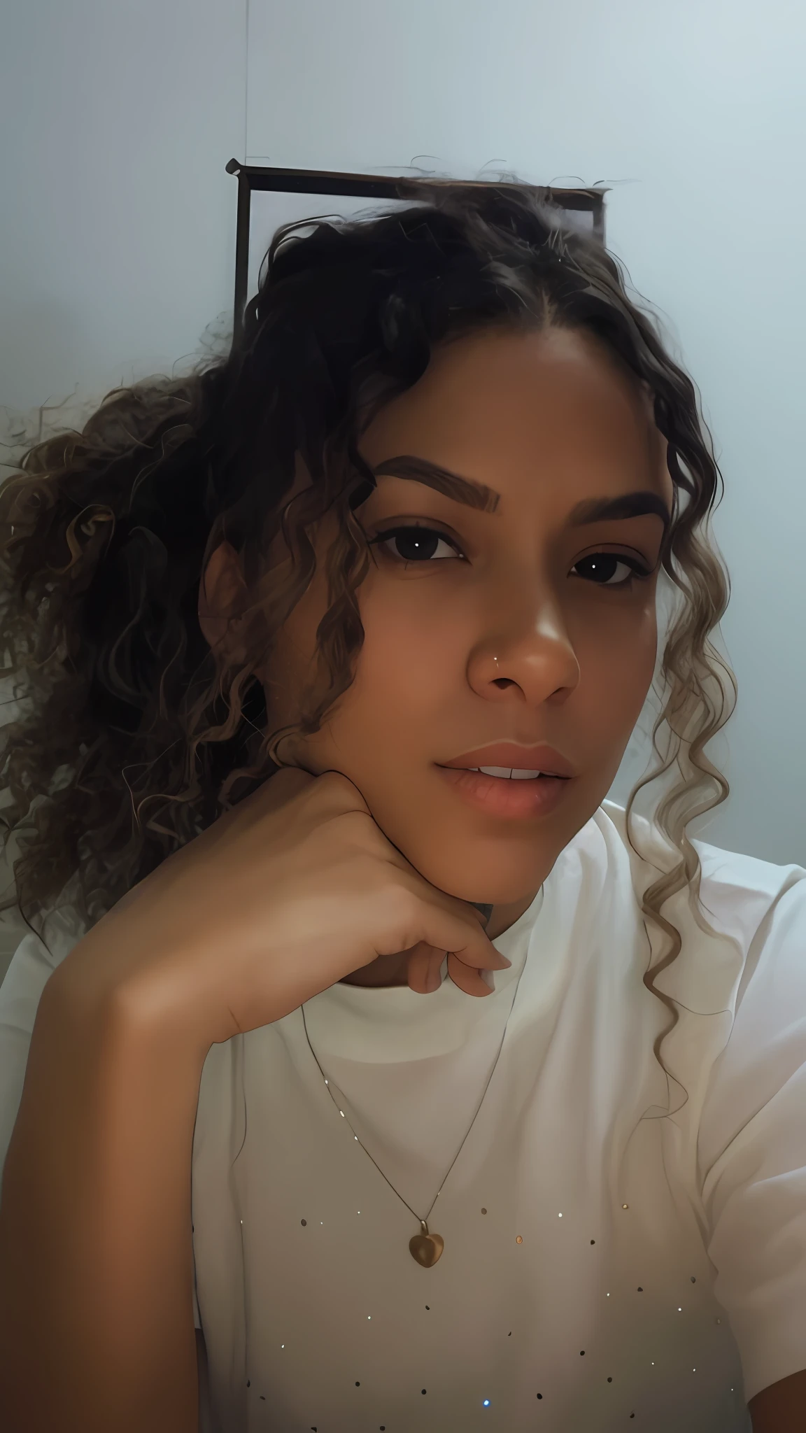 there is a woman that is sitting down with her hand on her chin, imagem de perfil, seu rosto emoldurado com cachos, foto do perfil, selfie de uma jovem mulher, Malika Favre, cabelos cacheados, Parece Laura Barriales, foto da mulher jovem, taken in the early 2020s, imagem do avatar, mixed race woman, com pele parda