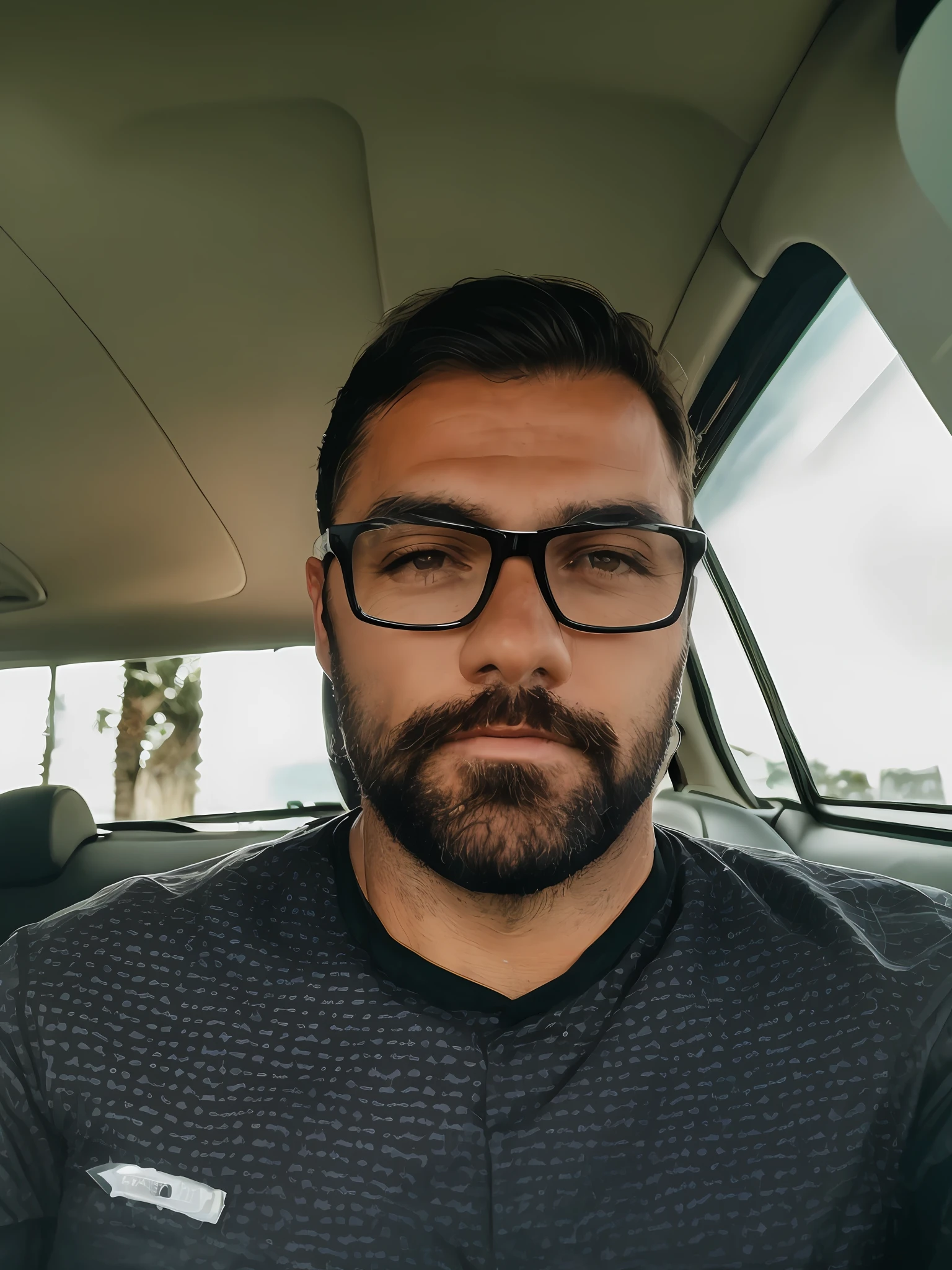 um homem sentado no banco da frente de um carro, olhos pesados para frente, 30 anos, barba rala, imagem de alta qualidade, Hyper-detailed realistic photo up to the waist, olhos castanhos, ocidental, (((obra-prima, melhor qualidade, highres, ultra detalhado))), cabelo curto, musculoso, camisa regata, colar