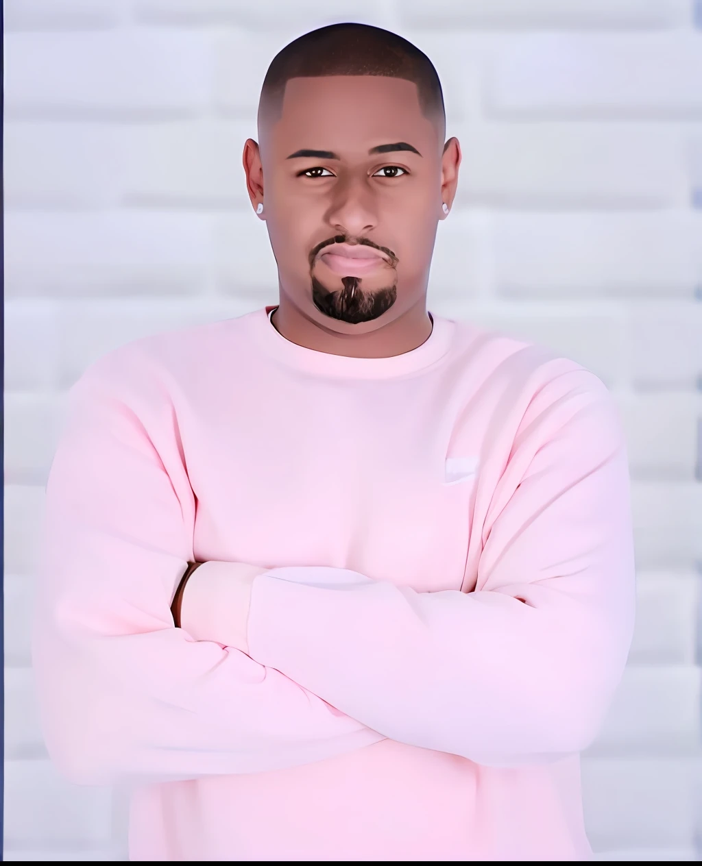 um close up de um homem com uma camisola cor-de-rosa e barba, Profile Picture: Headshot, suave em _ O pano de fundo, taken in the early 2020s, foto promocional, Foto de um ensaio promocional, photo shot in the head, Retrato de uma gangue cor-de-rosa, Pose casual, usando um capuz rosa, teddy fresh, foto promocional, cooky, head shoot, imagem promocional