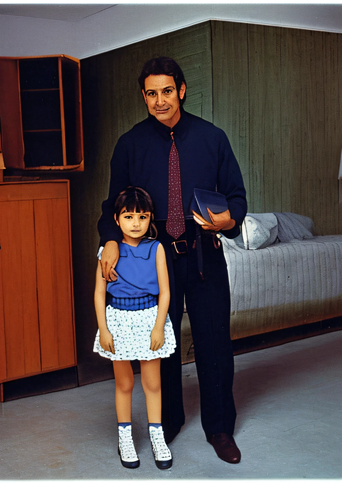 there is a man and a standing in a room, momma and papa, com ela longa, 1 9 7 5 foto, Foto dos anos 1970, Foto 1 9 7 0 s, foto do perfil, with a kid, Foto de 1980, Foto dos anos 1980, Foto de 1 9 8 0 s, Vindima granulada, especial