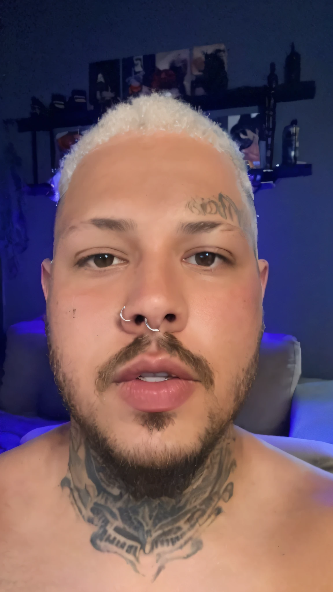 Homem com barba e piercing no peito, Streamer do Twitch / Jogador Ludwig, taken in the early 2020s, marcas no rosto, rosto detalhado real, contornos definidos suaves!!, raspado limpo largo largo face larga, piercings faciais cromados, piercing stare, rosto raspado, enormes olhos negros bulbosos, rosto raspado