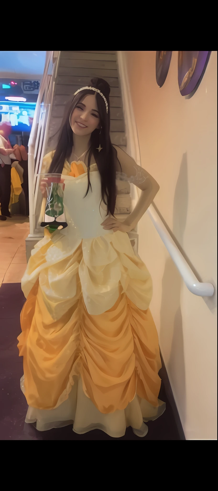 Araffe vestido com um vestido amarelo e segurando uma garrafa de refrigerante, traje completo, Fantasiado, corpo inteiro com traje, traje bonito, vestido completo, figurino premiado, vestido detalhado e rosto, Traje de alta qualidade, vestido como uma rainha, traje laranja e amarelo, posando de rainha, fantasia, belle, inspirado em Alexis Simon Belle