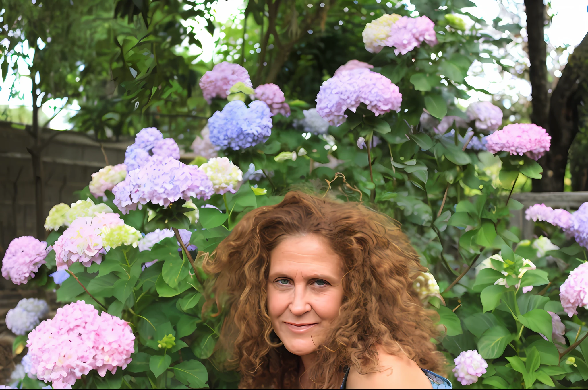 Hay una mujer parada frente a un arbusto de flores, 56 years,Deidad de las Hortensias, Annie Leibowit, por Siona Shimshi, esty, Nancy Grossman, she is the center of the garden, Mujer en flores, Imagen de perfil, por Harriet Zeitlin, por Zima Blue, Suzanne Engelberg, Entorno exuberante, full bloom, cuerpo entero, poca ropa, ropa diminuta transparencias, Pocicion sexy