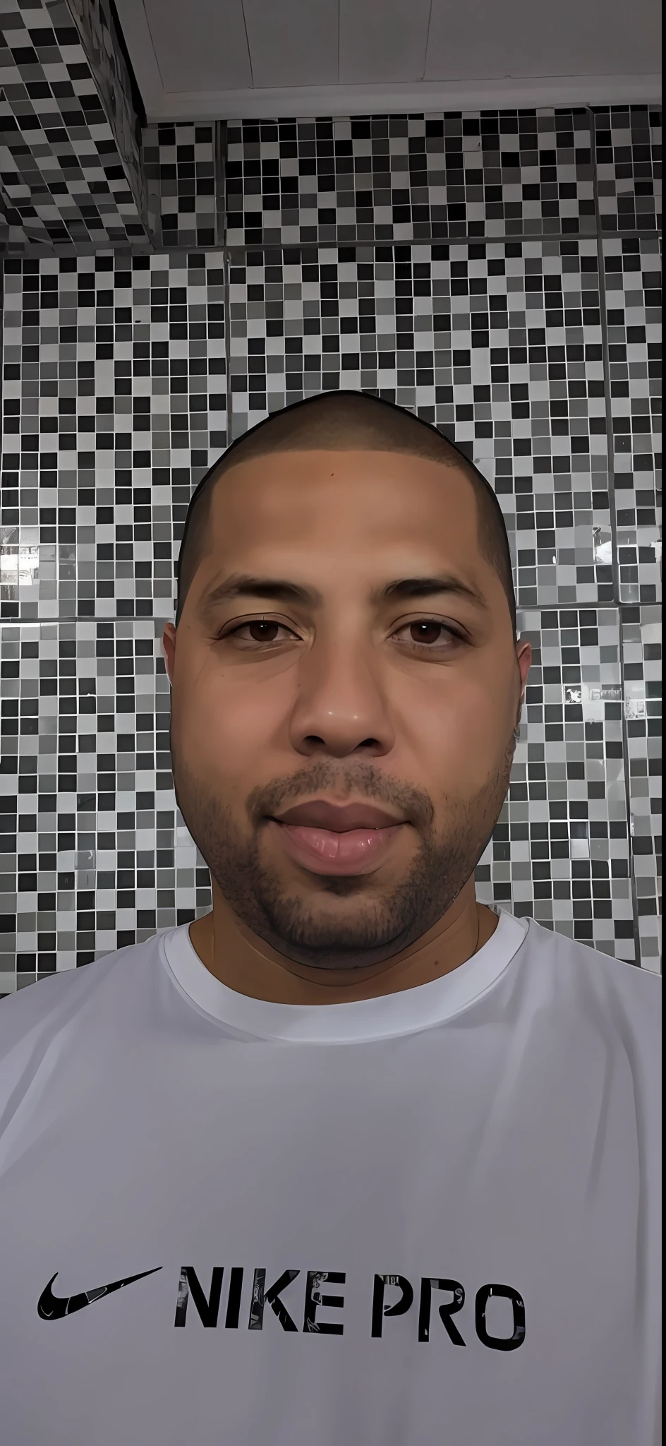 Homem de camisa branca em frente a uma parede de azulejos, Ronaldo Nazario Fenomeno, (38 anos), Ronaldo Nazario, Homem de 4 0 anos, Mohamed Reda, 3 6 anos, retrato de rosto completo, Homens de 45 anos, icaro carvalho, 38 anos, 3 2 anos