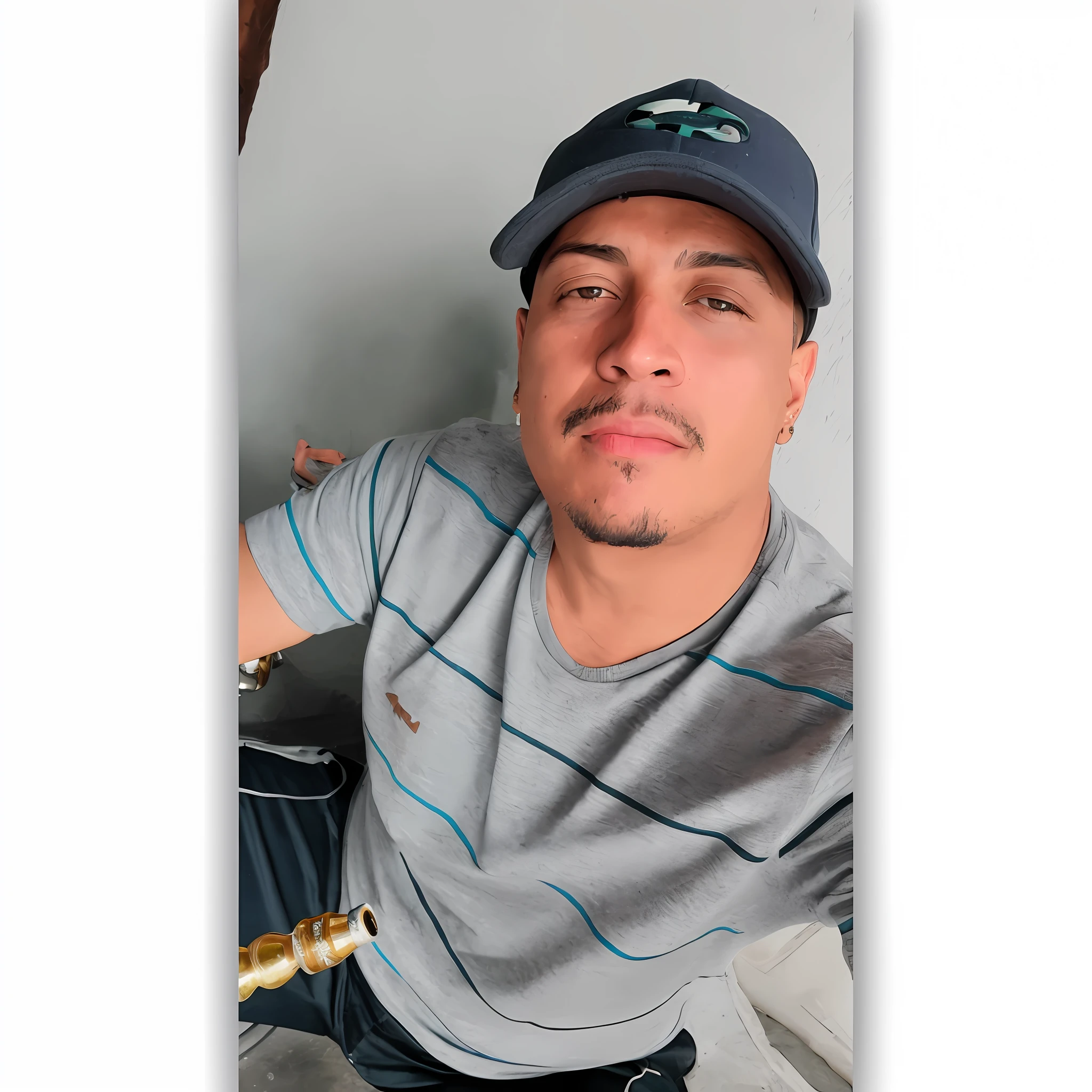There's a man who's sitting with a beer, andres rios, Eloy Morales, jose miguel roman frances, victor maristane, Luis Nieves Sr., zigor samaniego, Salustiano Garcia Cruz, Foto realista, juan diaz canales, imagem de perfil, Ronaldo Luis Nazario de Lima, Cristiano Orrillo
