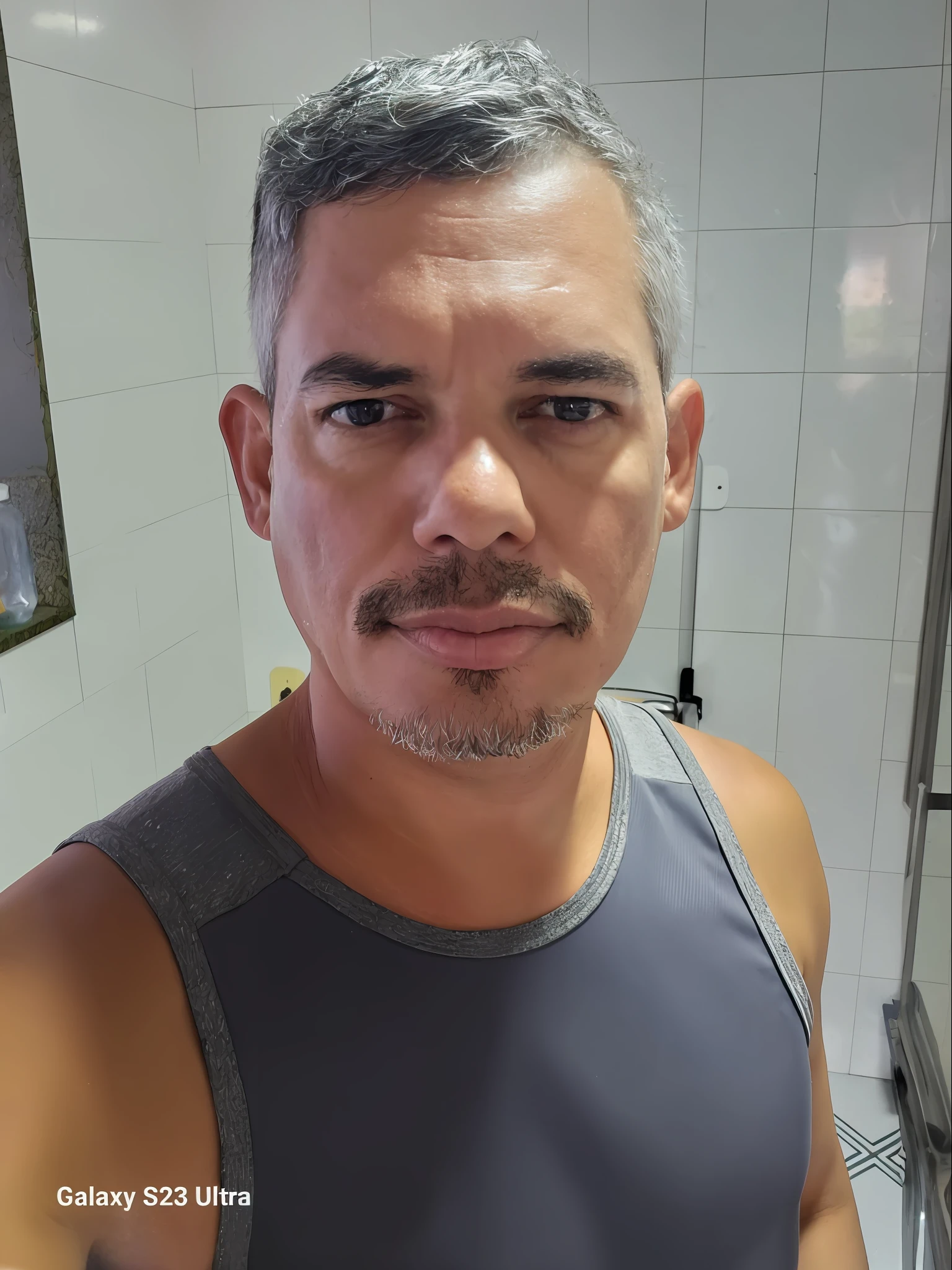 there is a man that is taking a selfie in the bathroom, (38 anos), Homem de 4 0 anos, Homens de 45 anos, Homem de 5 0 anos, 38 anos, 3 6 anos, cerca de 3 5 anos, Fotografia selfie 8k, 3 2 - ano - homem de idade, 3 8 - anos - idade