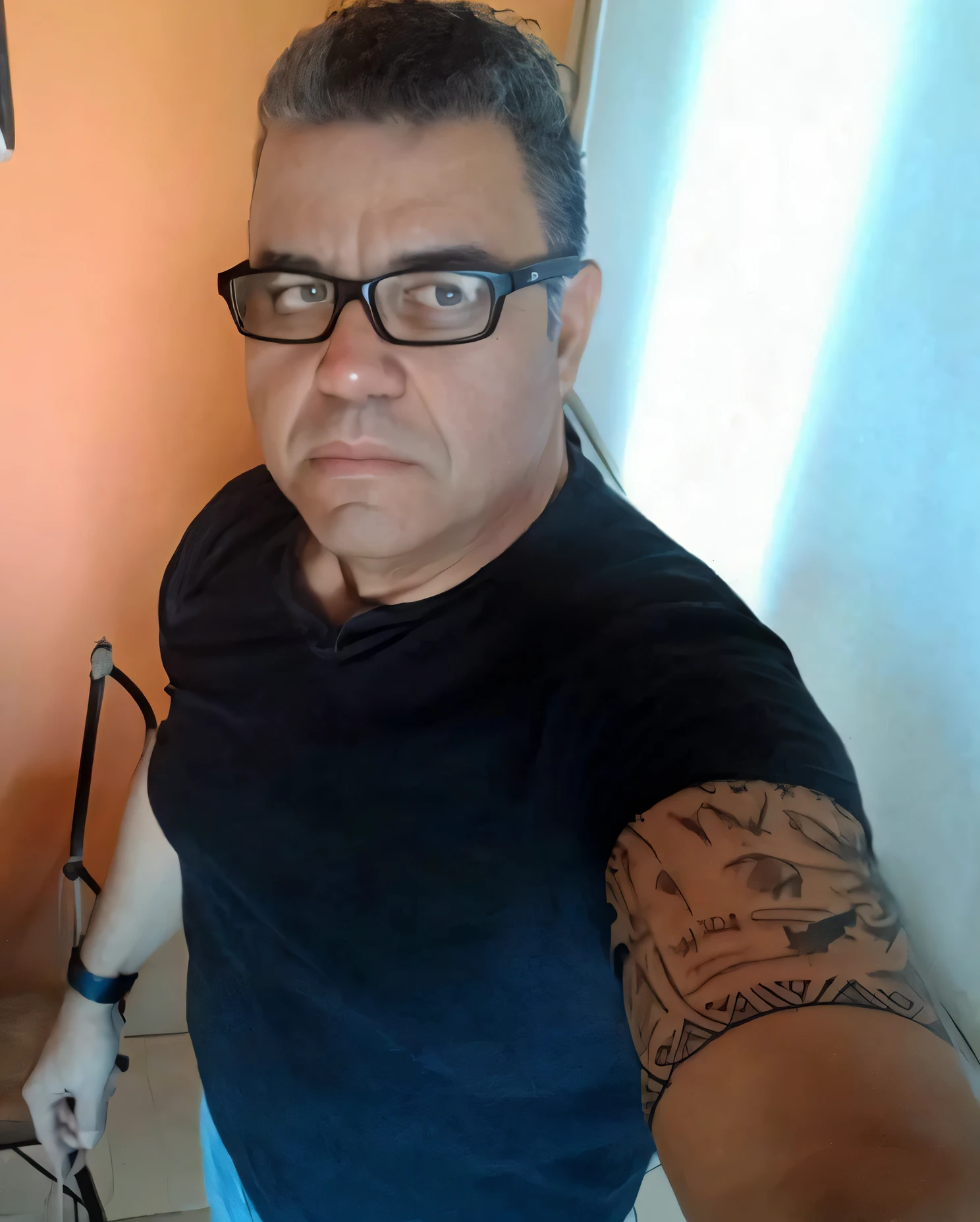 there is a man with a tattoo on his arm taking a selfie, Usando tatuagens shipibo, andres rios, zigor samaniego, imagem de perfil, with a squid tattoo on his arms, david rios ferreira, victor maristane, ele tem cerca de 40 anos, ele tem cerca de 4 0 anos de idade, 4 5 I, Estilo Zigor Samaniego