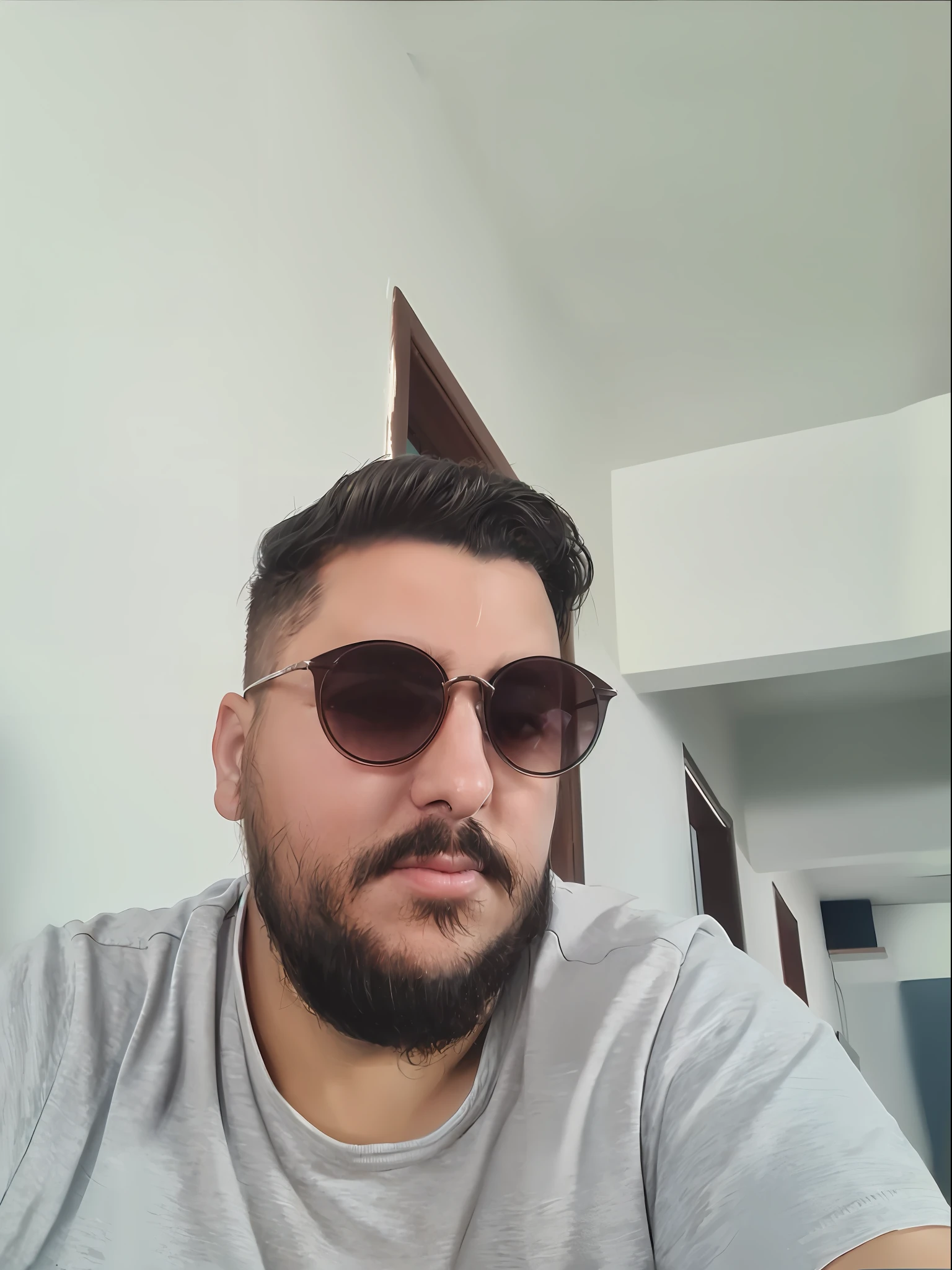 Homem de camisa branca em frente a uma janela, icaro carvalho, Fotografia selfie 8k, com uma cidade em segundo plano, david rios ferreira, edu souza, In Sao Paulo, Henry Alvim Correa, caio santos, imagem de qualidade muito baixa, inspired by Antônio Parreiras, magro, barba cheia