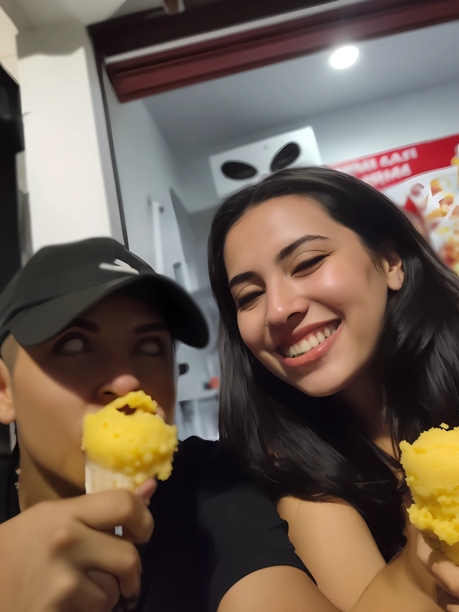 tem duas pessoas comendo sorvete e uma segurando uma banana, comer sorvete, sorvete ao lado, comer sorvete - creme, gelado, 😭 🤮 💕 🎀, fotografia de baixa qualidade, 🐿🍸🍋, fotografia, non blurry, 🤬 🤮 💕 🎀, imagem de perfil, non blurry, fotografia de perfil, Imagem, imagem desfocada