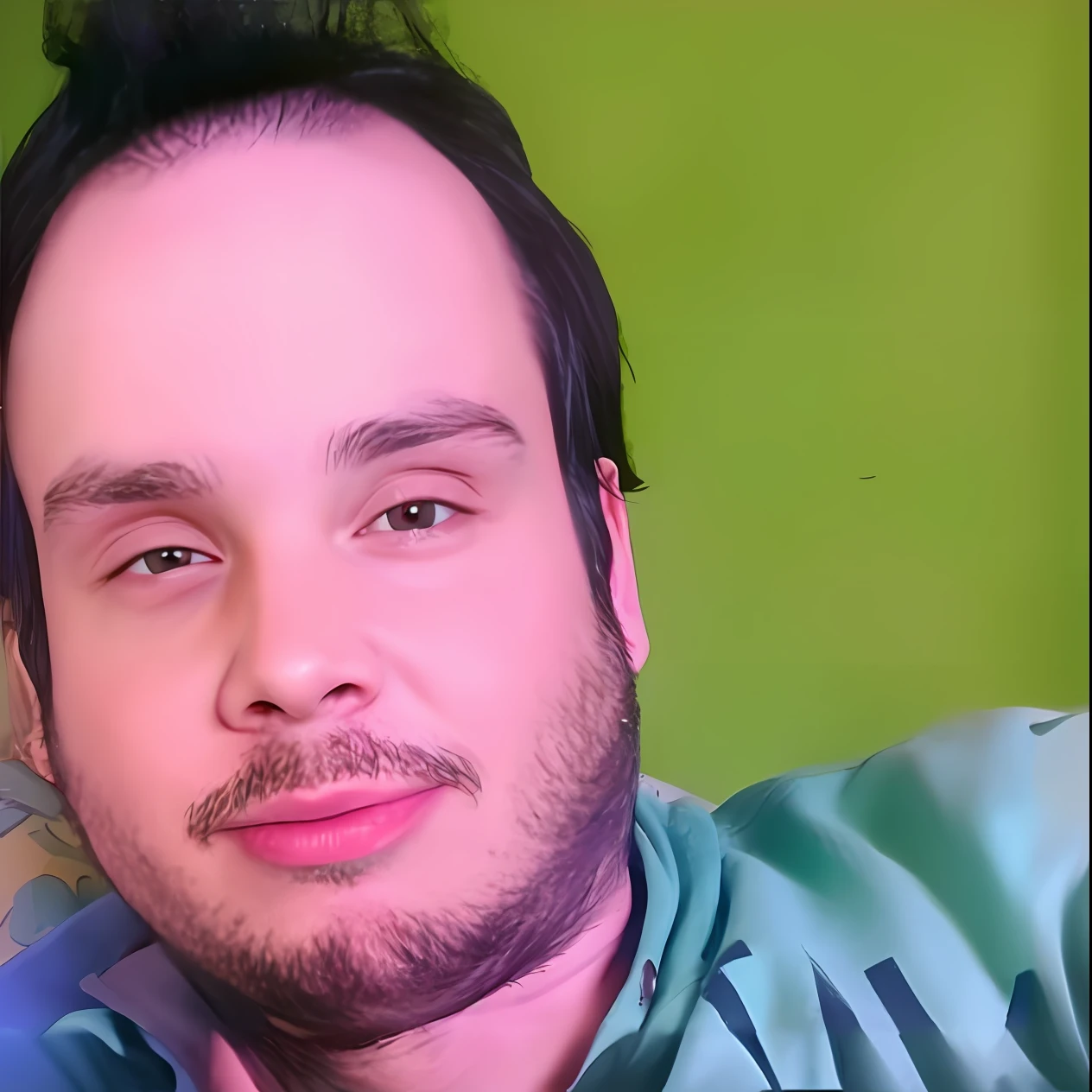 Homem com uma camisa verde e um cabelo preto, Streamer do Twitch / Jogador Ludwig, foto de perfil headshot, imagem de qualidade muito baixa, imagem do avatar, testa larga, foto de perfil 1024px, fotografia de baixa qualidade, testa grande, caio santos, album photo, testa maior, imagem frontal, Miguel Iglesias, halfbody headshot, testa grande