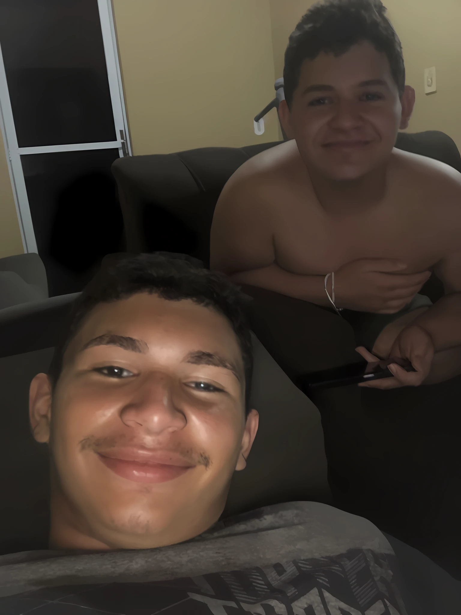 there are two men sitting on a couch with a remote, dois rapazes, dois amigos sentados em uma sala, taken in the early 2020s, Roomies, both smiling for the camera, siblings, JoSan Gonzalez e Tyler Edlin, Pablo Carpio e Jordan Grimmer, 1614572159, imagem desfocada com anime 3D
