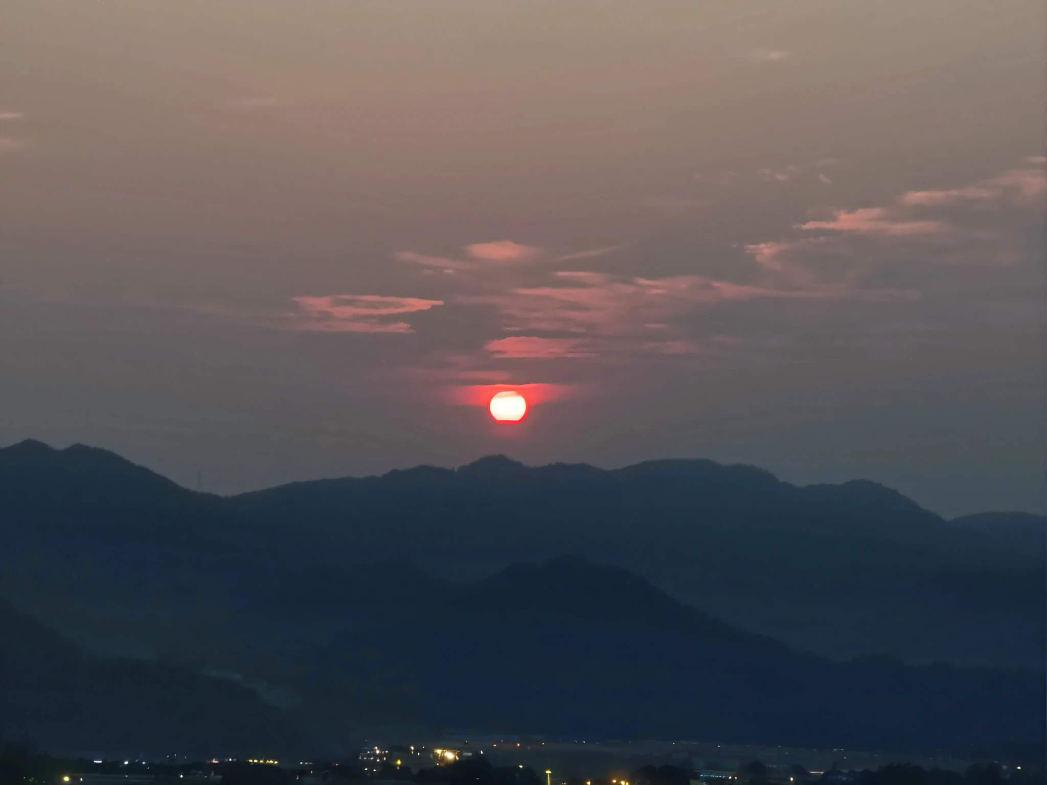 View of the sunset over the Amaded Mountains，Planes fly in the sky, sun setting in the background, sun setting in the background, Red sun in the background, mountains and sunset!!, Sunset in the background, sunset kanagawa prefecture, dusk sunset in background, it is sunset, Sunset!!!, Sun sunset, in a sunset haze, The sun is setting