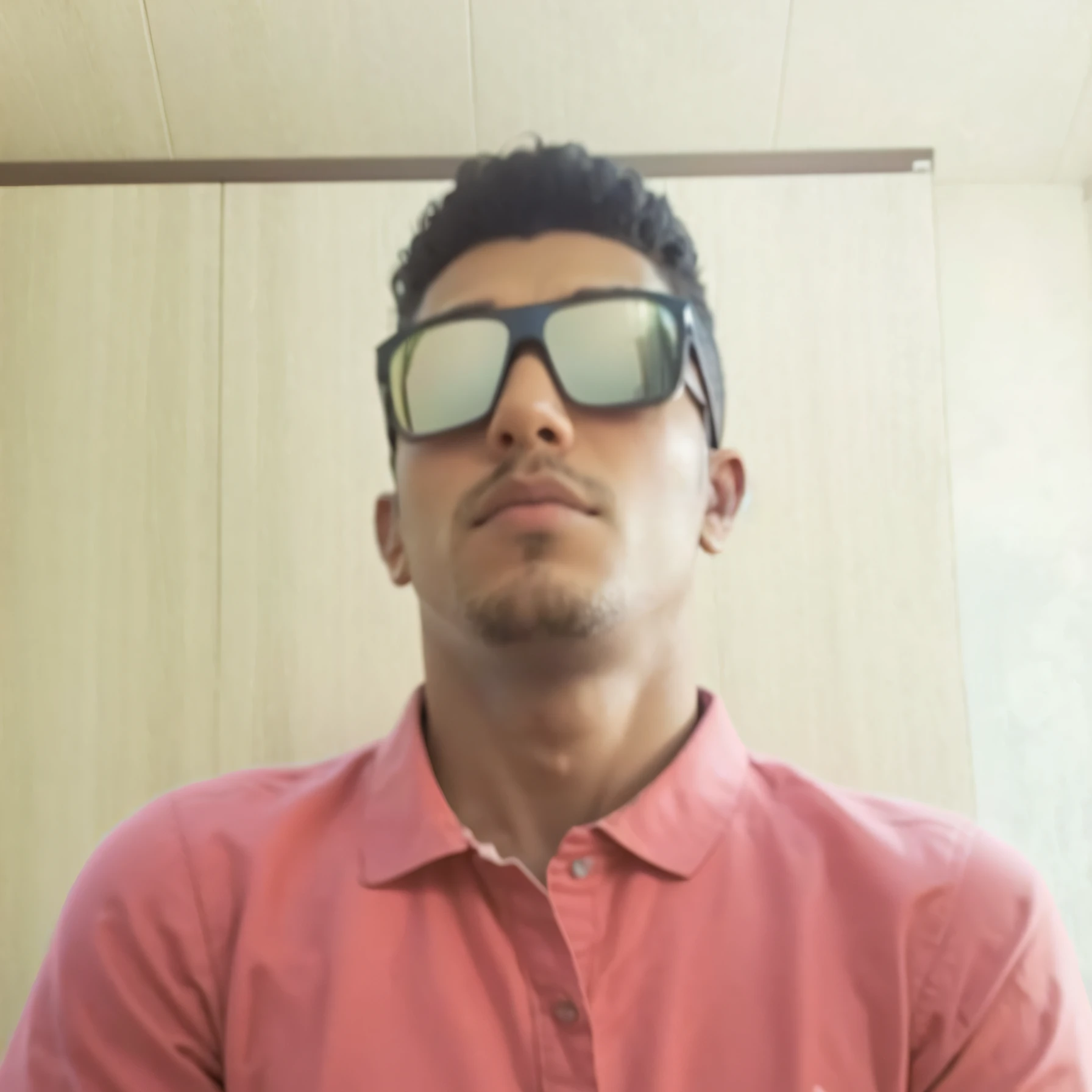 there is a man wearing sunglasses and a pink shirt, with sun glasses, com rosto preciso, Mohamed Chahin, Estilo Mohamed Chahin, imagem desfocada, imagem de qualidade muito baixa, with sunglasses, foto de perfil, perfil frontal!!!!, Jayison Devadas, Khyzyl Saleem, em torno de 1 9 anos, 2 3 anos, foto do perfil do facebook --auto