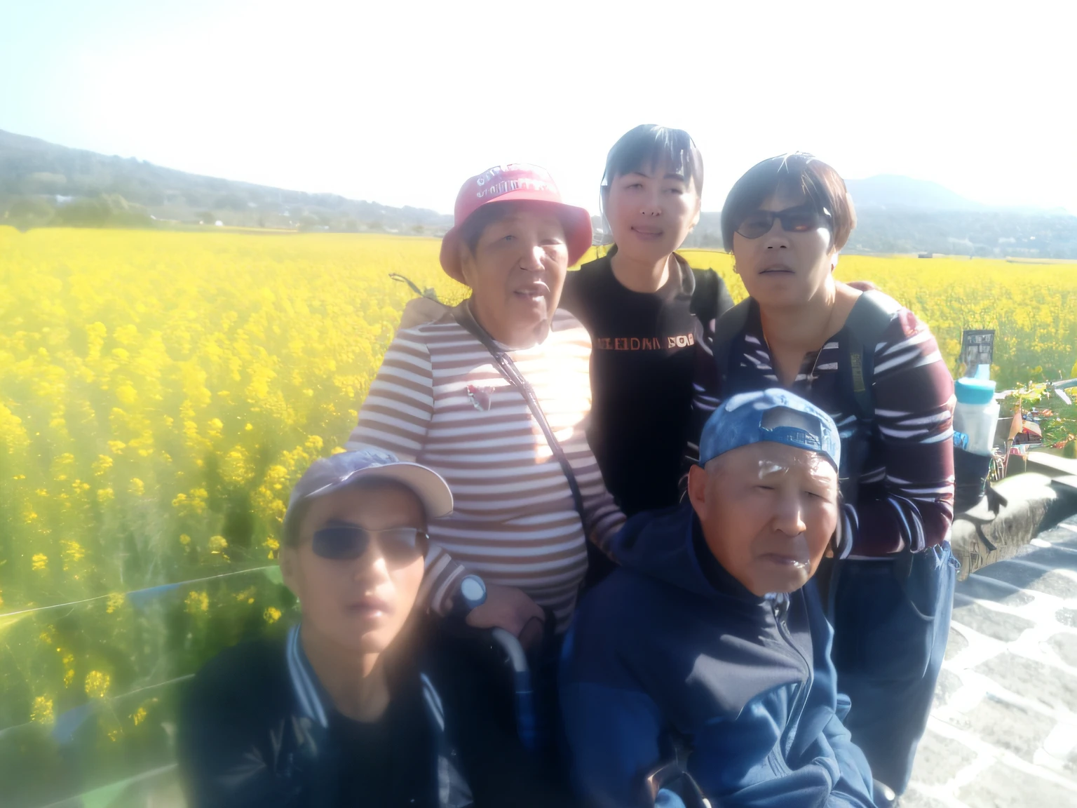Pose for photos in the flower field, Shot with many travelers on iPhones, with flower fields as foreground, beautiful fine sky, vacation photo, Happy family, On a sunny day, A picture, standing in flower field, cleavage selfie, family