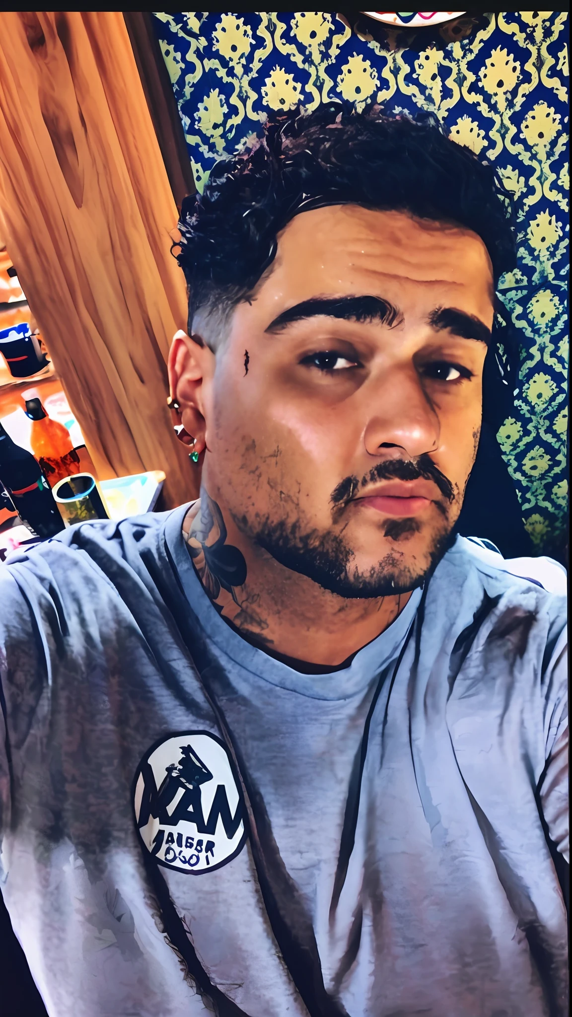 there is a man with a tattoo on his face sitting at a table, Dr. Zeus, facebook post, imagem de perfil, taken in the early 2020s, foto de perfil, Postagem no Reddit, Ash Thorp Khyzyl Saleem, foto do perfil, foto de perfil headshot, Homem de 30 anos, Carregado, 2 7 anos, 2 9 anos