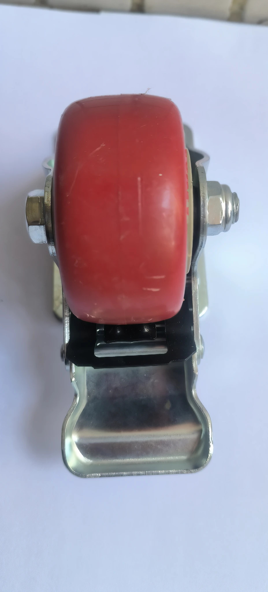 The metal bracket on the white surface has a red roller, Top view, red mechanical body, bottom - view, top - view, 1 0 0 mm, 100mm, 2 0 0 mm, 200 mm, 200mm, upper view, Bottom view, looking from above, 1 5 0 mm, 150 mm