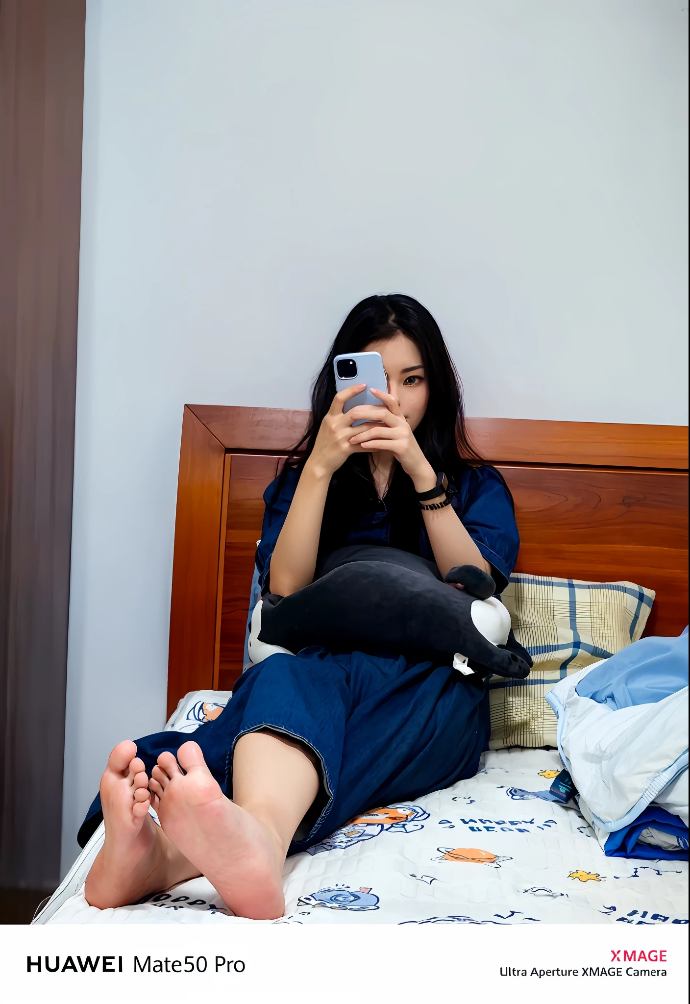 Sitting On Comfortable Bed，Soft lighting in the room，A young and beautiful woman quietly looked at her phone screen。She crossed her legs easily，Hold the phone with both hands，Bow slightly。At the foot of the bed，Cute kitten half lying on her lap，Stretch out。