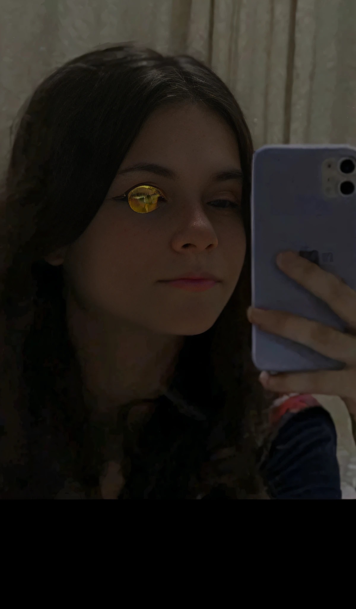 There's a woman taking a selfie with her phone, granulado de baixa qualidade, No estilo de Petra Collins, Charli Bowater, imagem de qualidade muito baixa, granulado de baixa qualidade, lofi girl aesthetic, filtro do instagram, inspirado em Elsa Bleda, adolescente hiperrealista, selfie espelho, 19-year-old girl, 18 anos --auto
