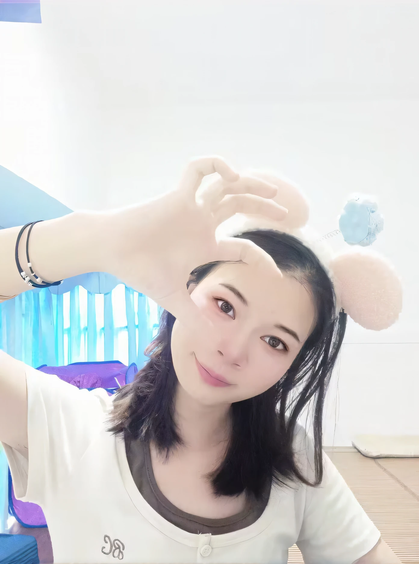 (anime style, k hd，bunny ears),(Kizi:1.2+vtuber:1.2+xintong chen:1.1), Beautiful and charming smile，(Big rabbit ears:1.1+Mouse ears:1.1+cute ears:1.1),Teddy bear head,Wide eyes,Gentle strands of hair,Charming side face,with long floppy rabbit ears,deep dark background,Zhongyuan Festival atmosphere,natural  lightting。