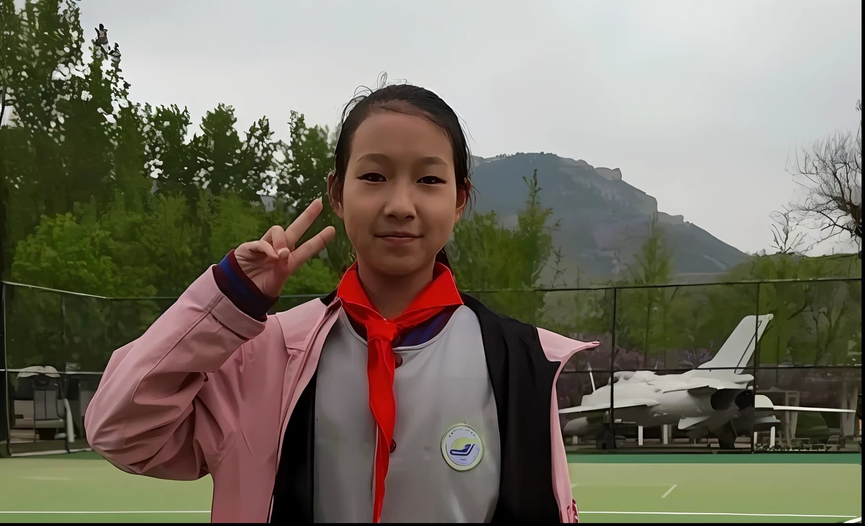 There is a young girl standing on a tennis court and raising her finger, wenfei ye, xintong chen, Zhang Pengzhen, wenjun lin, mingchen shen, jinyiwei, xue han, Lin Qifeng, wei wang, xiaofan zhang, Zhang Wanting, Li Zixin, Yun Ling, Qiu Fang, wang liang