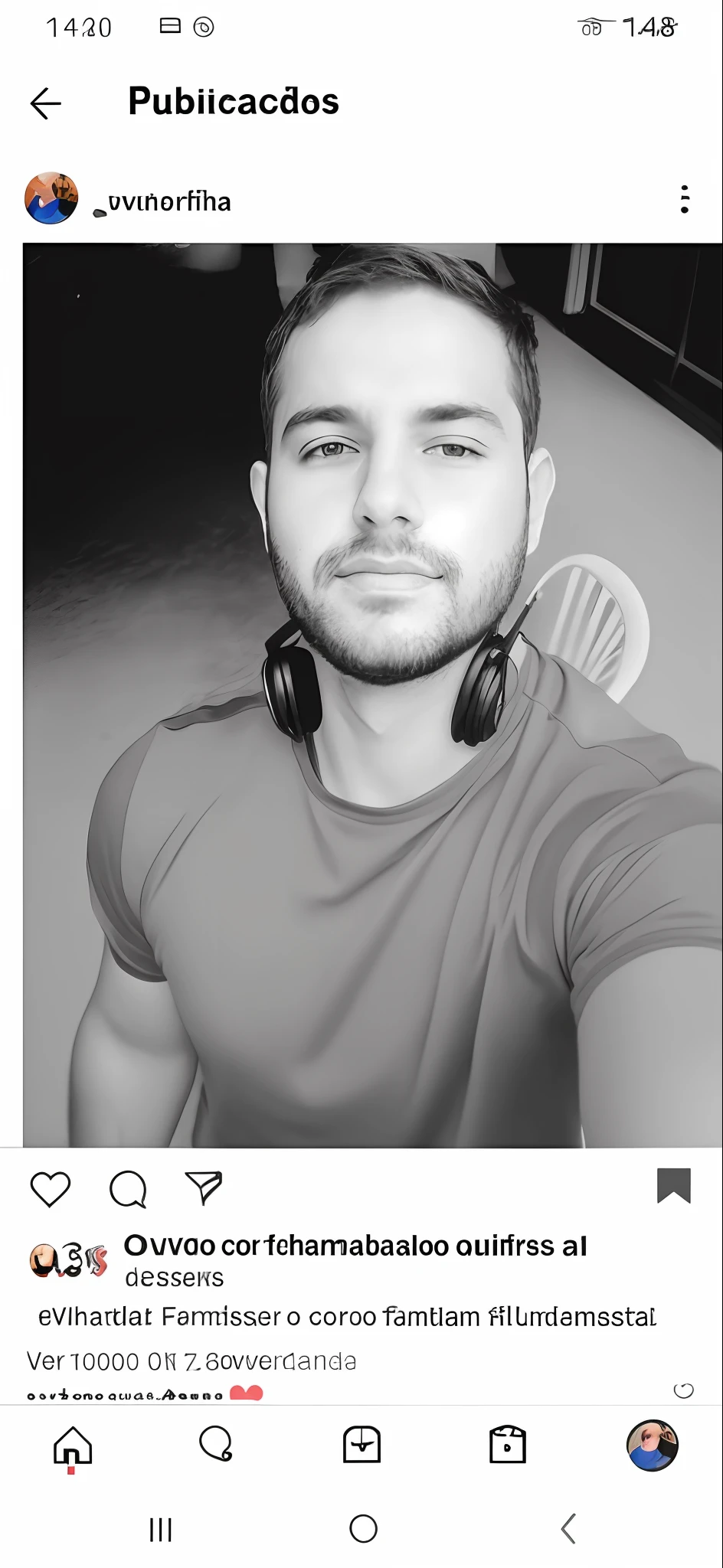 Homem com fones de ouvido ao tirar uma selfie, dessaturados!!, imagem de qualidade muito baixa, com fones de ouvido, Emad Mostaque, caio santos, Com filtros do Instagram, dessaturados!, com fones de ouvido, fotografia de baixa qualidade, foto portait foto de perfil, em torno de 1 9 anos, Fotografia selfie 8k