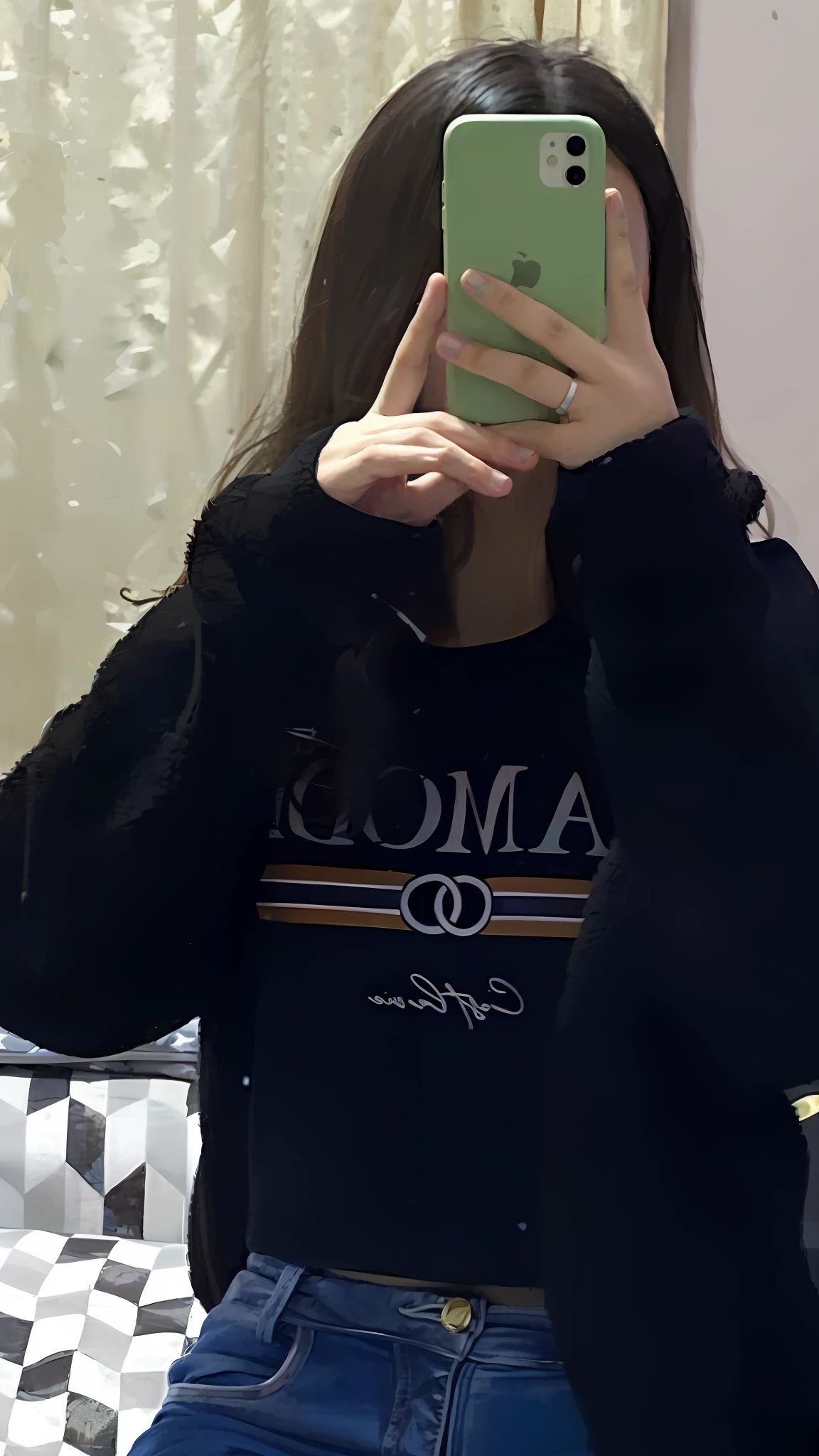 mulher arafed tirando uma selfie em um espelho com um telefone verde, roupas normais, varredura de alta qualidade, imagem de qualidade muito baixa, 🪔 🎨;🌞🌄, roupas casuais, imagem de perfil, granulado de baixa qualidade, foto da roupa, 😭 🤮 💕 🎀, modelo Elisa Hess da acquamodels, fotografia colorida