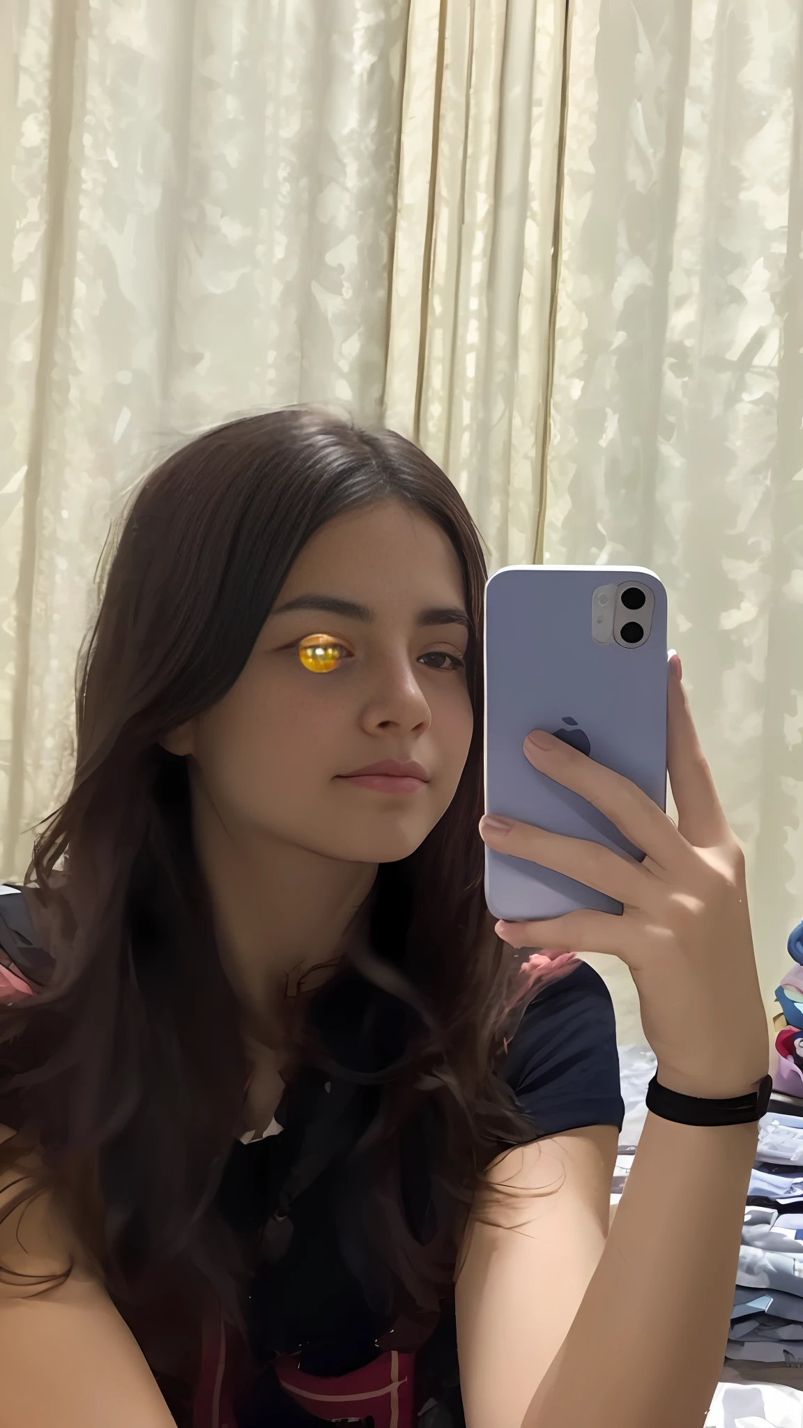 There's a woman taking a picture of herself with her cell phone, imagem de qualidade muito baixa, 18 anos, iphone selfie, selfie de uma jovem mulher, fotografia de baixa qualidade, Fotografia selfie 8k, 1 6 anos, Charli Bowater, selfie espelho, 🤤 retrato da menina, detailed unblurred face, granulado de baixa qualidade, foto de baixa qualidade