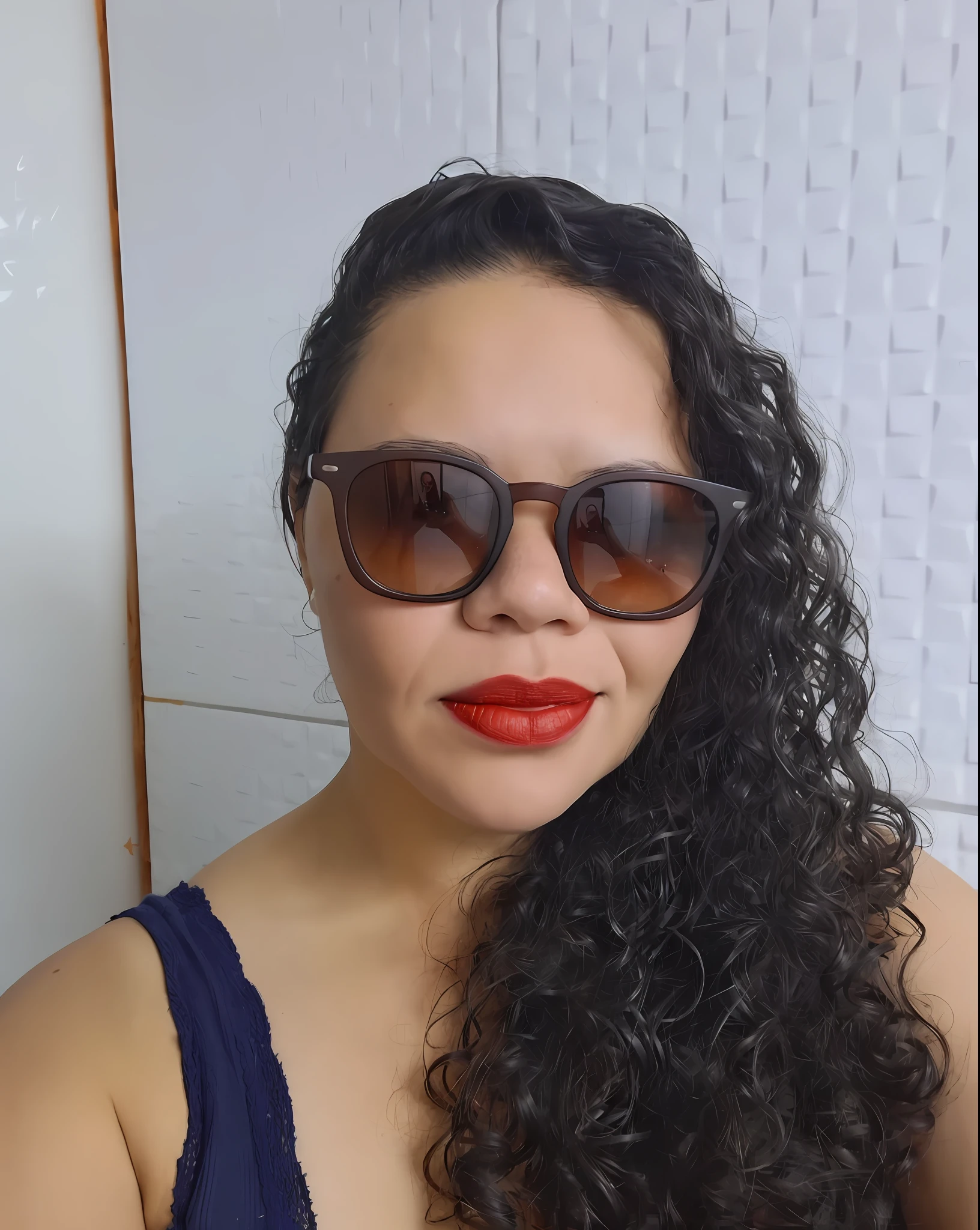 There is a woman with long curly hair wearing sunglasses, thick red lips, red lips, imagem de perfil, small and thick red lips, Directed by: Nandor Soldier, 3 0 anos de idade mulher, Mulher de 30 anos, inspirado em Maria Helena Vieira da Silva, cheeky smile with red lips, Mulher de 30 anos de Cuba