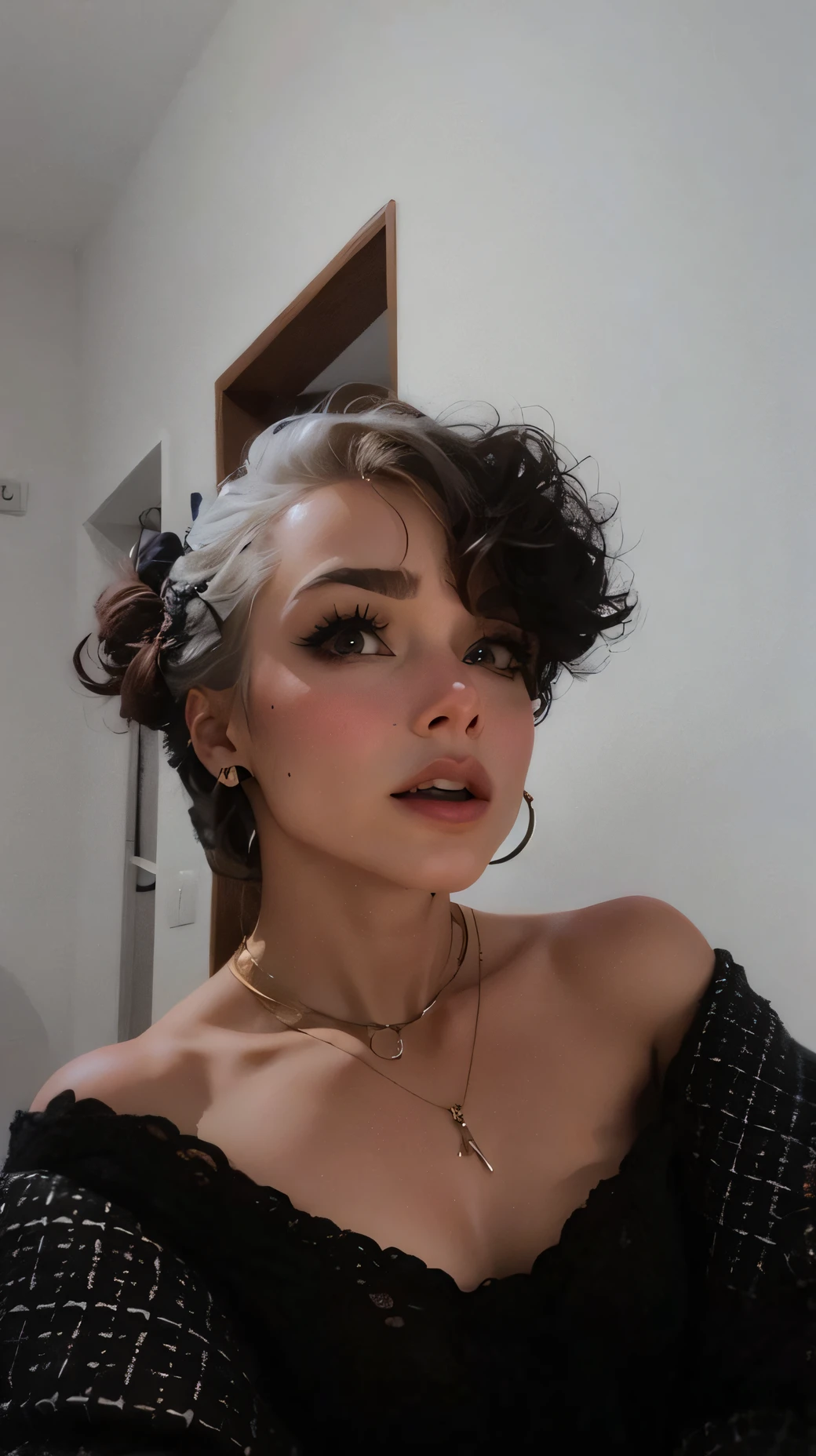 um close up de uma mulher com um batom vermelho e um vestido preto, com cabelos cacheados pretos e prateados, cabelos cacheados pixie, cabelo encaracolado pixie cortado, cabelos cacheados prateados, cabelos cacheados e curtos, imagem de perfil, Gato Doja, cabelos cacheados muito curtos, franja encaracolado, cabelos curtos e cacheados, Ela parece uma mistura de Grimes, parece uma mistura de grimes
