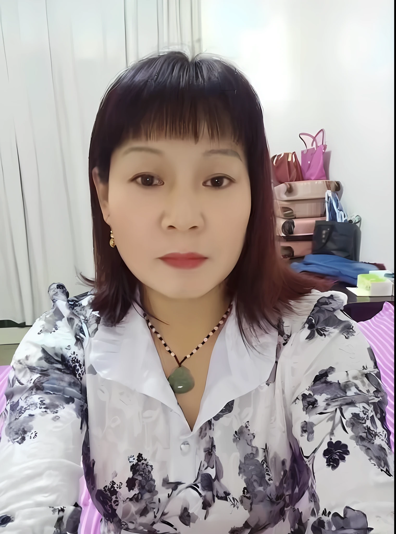 There is a woman sitting on the bed having,The bed was covered with a pink blanket, xintong chen, zeng fanzh, dang my linh, song nan li, xiang duan, Yun Ling, phong yintion j - jiang geping, An Asian woman, Chinese woman, 30 year-old woman, 3 0 years old woman, 38 years old Brown delicate and delicate short hair, Aircraft seats, Beautiful udder, Buttock skirt, Big water leakage, High-resolution facial features, 8K, 二重まぶた, exquisite facial features, underdressing,Be consistent on the face。45-year-old woman